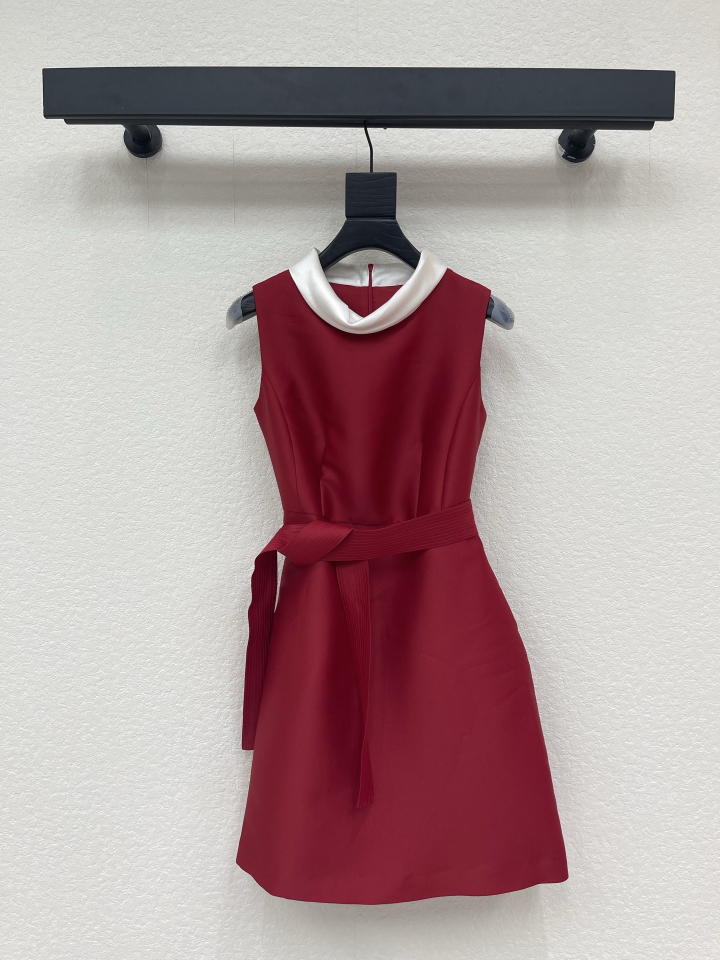 NO:841514,Celebrity's 26 spring and summer new red French Hepburn style stand-up collar belt dress. It has the right feeling of being a pretty girl. It is sweet and salty, and it is a girly style that can reduce the age. The sleeveless vest style with white contrasting lapels instantly brightens the overall look. The high-waisted bow belt design accurately tightens the waistline and optimizes the body proportions. The texture of the customized fabric is amazing. It is very practical and can be used for daily commuting. SMLXL,,skirts,19860909明星同款26春夏新品红色法式赫本风立领腰带连衣裙 妥妥的娇俏千金感 可甜可盐减龄少女风 无袖背心款搭配白色撞色翻领瞬间提亮整体造型 高腰蝴蝶结腰带设计精准收束腰线优化身材比例 定制面料质感超赞 实穿度非常高日常通勤皆可SMLXL,,skirts,,Women's clothing