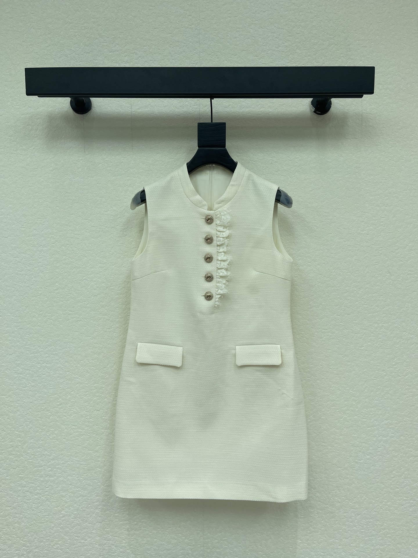 NO:840829,SP*26 new spring and summer new product, small fragrant white moonlight sleeveless dress. Ivory white tweed material and high-end sleeveless A-line version. Super friendly to the body. The side pockets are practical and beautiful. It can be easily used for daily commuting and appointments for afternoon tea. It looks great when worn alone or paired with a knitted cardigan. It is a must-have temperament item in spring and summer. SMLXL,,skirts,19860909SP*26春夏新品小香风白月光无袖连衣裙 象牙白粗花呢材质质感高级无袖A字版型 对身材超友好 侧边口袋实用又美观 日常通勤约会下午茶都能轻松驾驭 单穿或搭配针织开衫都很出彩 是春夏必入的气质单品SMLXL,,skirts,,Women's clothing