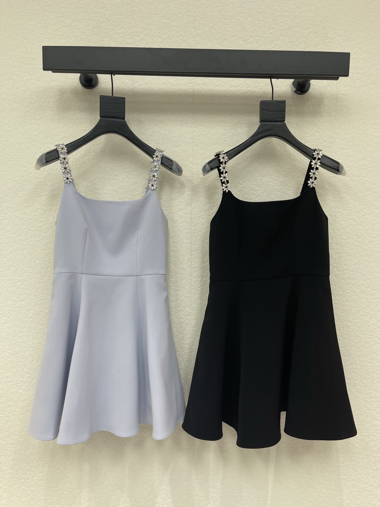 NO:843110,Miumi*26 new product A-line short dress with feng shui diamond-embellished suspenders. The big bow design on the back is the finishing touch. It retains the sweetness while adding sophistication and backless charm. The haze blue model is gentle and cool with the elegance of a rich family. The black model is classic and noble, salty or sweet. Suitable for more occasions. SML,, miumiu, skirts,19860909Miumi*26新品富家千金风水钻饰吊带A字短款连衣裙 后背大蝴蝶结设计是点睛之笔 既保留了甜美感又增加了精致度与露背小心机 雾霾蓝款温柔清冷自带富家千金的优雅气质 黑色款经典贵气可盐可甜 适配更多场合SML,,miumiu,skirts,,Women's clothing
