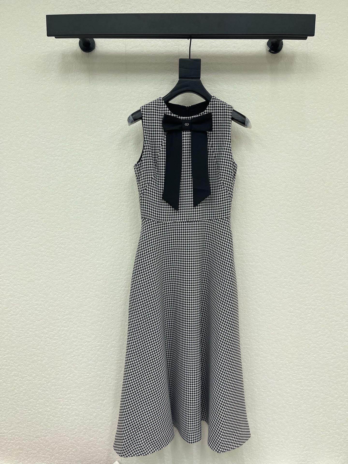 NO:840865,Dio*26 new spring and summer French lady style classic black and white houndstooth sleeveless waist long dress is both intellectual and noble. The customized textured houndstooth fabric is very high-end. The neckline is matched with a black bow to show your elegance. The sleeveless design + waist cut A-line skirt shows off your figure. You can easily wear SMLXL in daily or formal occasions.,,dior,skirts,19860909Dio*26春夏新品法式名媛风经典黑白千鸟格无袖收腰长款连衣裙 是兼具知性与贵气 定制肌理感千鸟格面料很高级 领口搭配黑色蝴蝶结尽显优雅气质 无袖设计+收腰剪裁 A字裙摆超显身材 日常或正式场合都能轻松驾驭SMLXL .,,dior,skirts,,Women's clothing