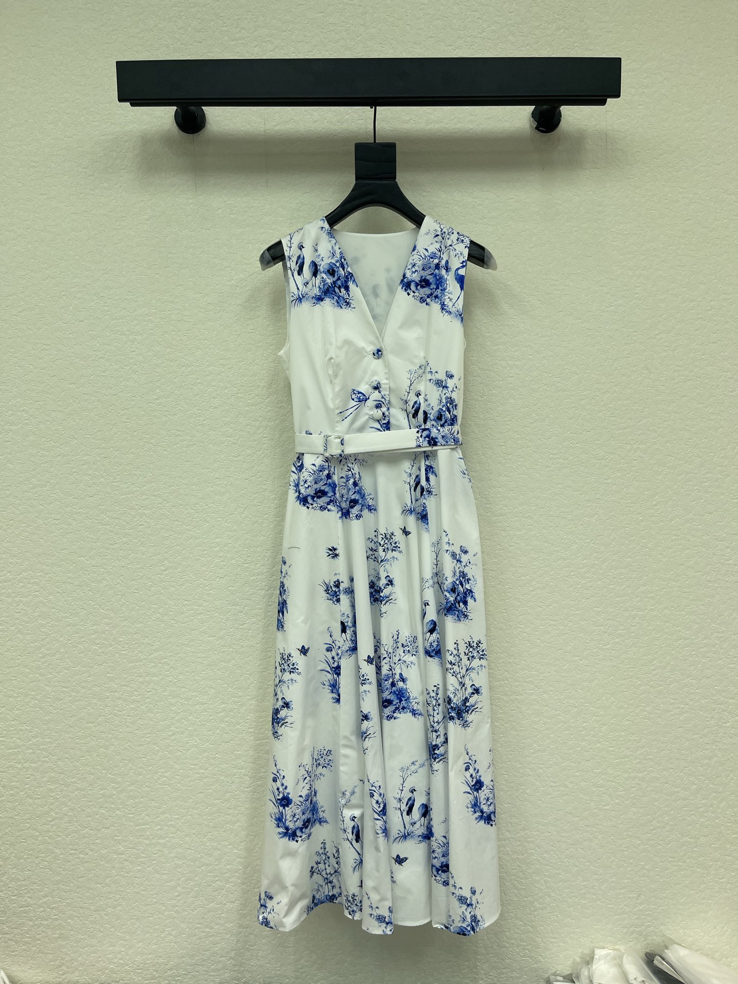 NO:840872,Dio*26 spring and summer new product Garden World Series oriental aesthetic sleeveless dress. The blue and white color blue and white porcelain flower and bird flower print is full of romantic literary atmosphere. The whole skirt is made of large materials and has a full three-dimensional sense. The belt waist design is very eye-catching. It can be easily controlled for daily commuting and vacation. White and beautiful must-have artifacts SMLXL, dior, skirts,19860909Dio*26春夏新品花园世界系列东方美学无袖连衣裙 蓝白配色青花瓷花鸟花卉印花浪漫文艺氛围感满满 整个裙摆用料很大 立体感十足 搭配腰带收腰设计非常吸睛 日常通勤度假都能轻松驾驭 白富美必备神器SMLXL,,dior,skirts,,Women's clothing