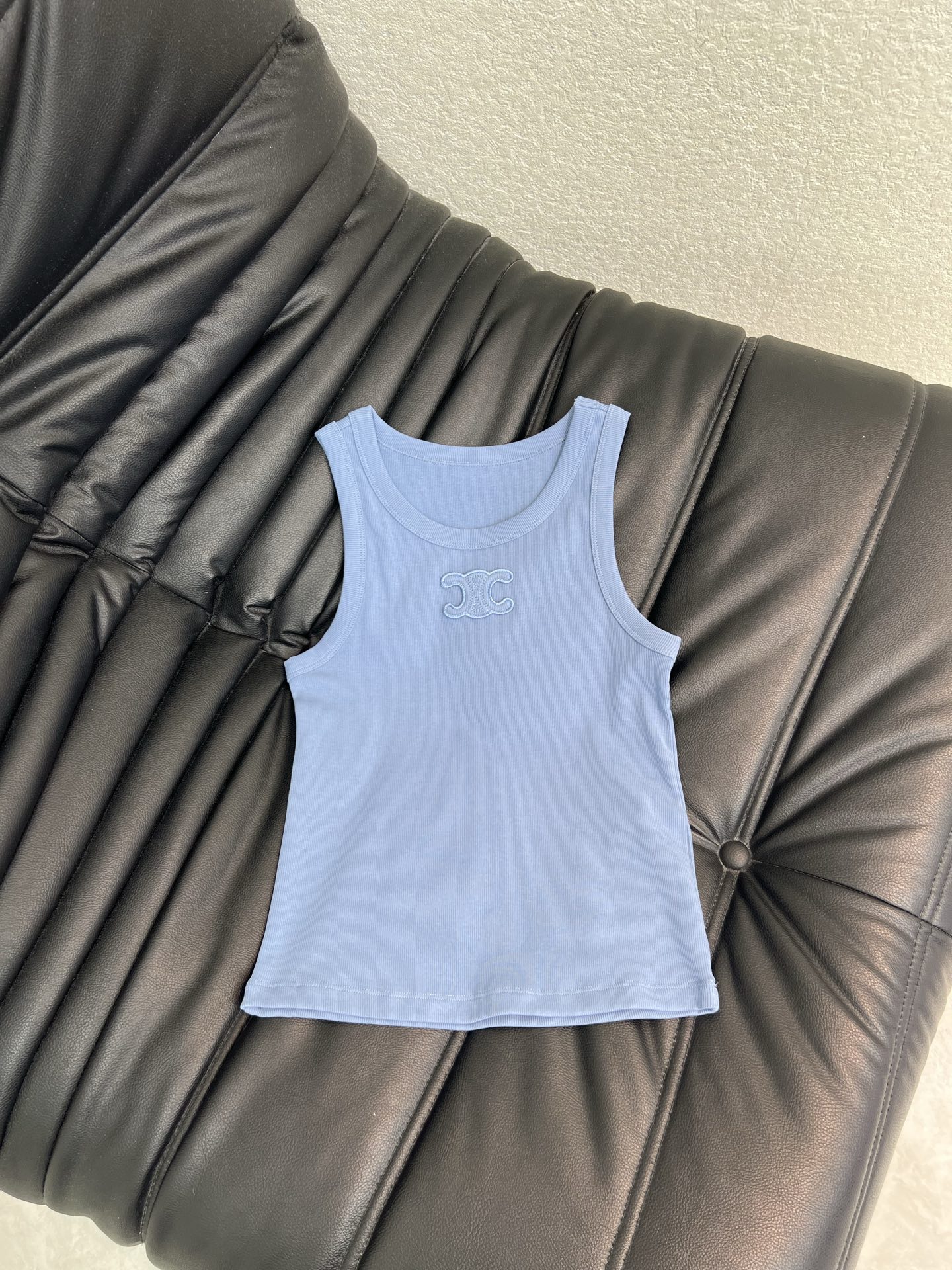 NO:840858,Celin*26 spring and summer series latest color Arc de Triomphe blue vest, cotton and silk blended material, soft and comfortable, super refreshing in summer, brand embroidery on the chest, embroidery is very recognizable, simple and advanced. Sleeveless round neck design, versatile to wear alone or inside, easy to manage for commuting and leisure, short cut, paired with high-waisted pants or skirts, easily create a sense of fashionable proportions, is a must-have item for summer wardrobe. Black/white/coffee/pink/blue SML,,celine,skirts,19860909Celin*26春夏系列最新色凯旋门蓝色背心,棉丝混纺材质,柔软舒适,夏天穿超清爽,胸前品牌刺,绣超有辨识度,简约又高级.无袖圆领设计,单穿或内搭都很百搭,通勤休闲都能轻松驾驭,短款剪裁,搭配高腰裤或裙子,轻松打造时髦比例感,是夏季衣橱必备单品.黑/白/咖/粉/蓝 SML,,celine,skirts,,Women's clothing