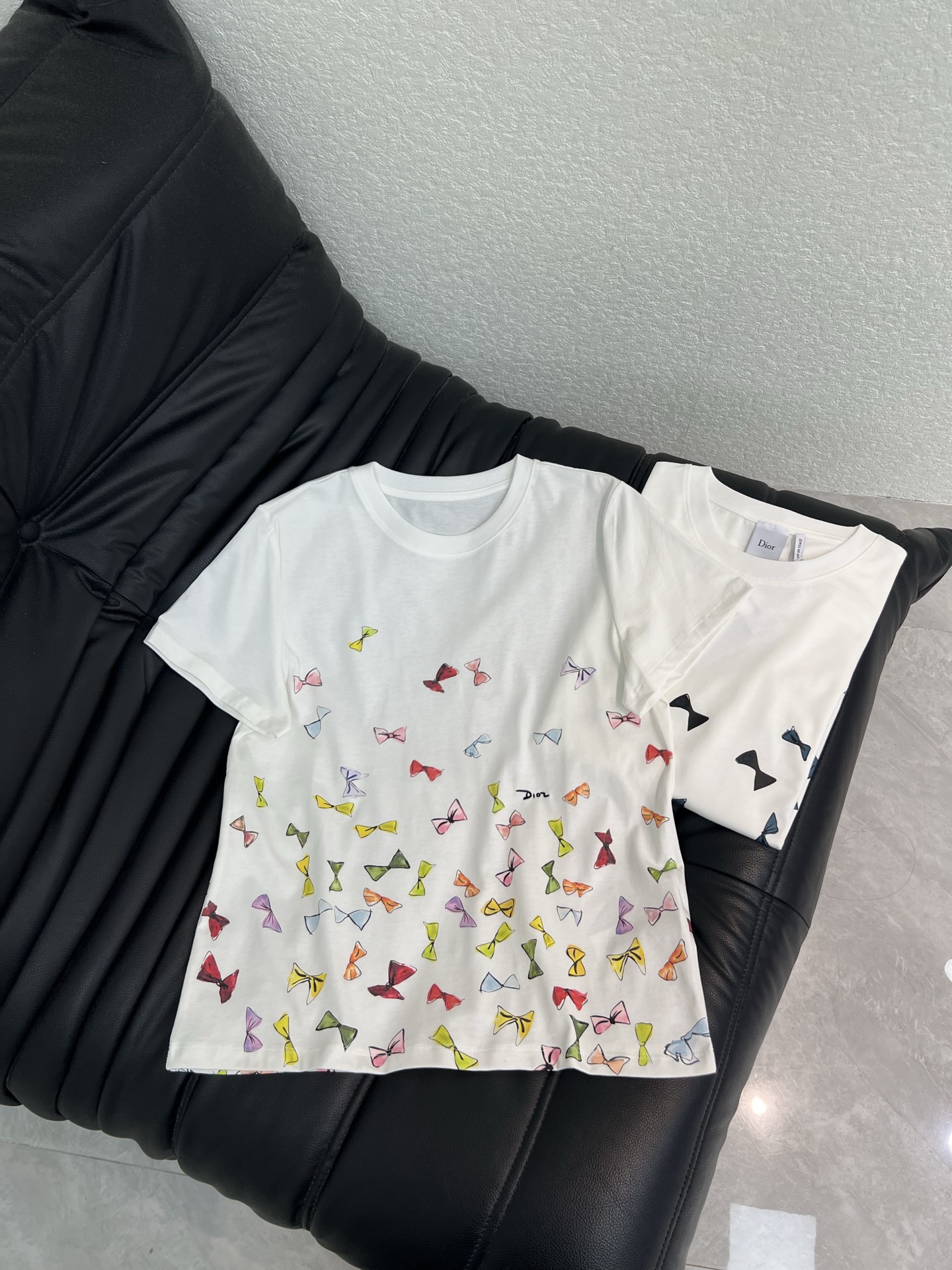 NO:843955,Dio*26 new spring and summer series colorful bow printed short-sleeved T-shirts. Imported pure cotton fabric has a great texture!  The positioning logo embroidery is low-key and luxurious, full of French sweet style, and the loose version is versatile and easy to match. The upper body is beautiful!  The quality of workmanship depends on the details!  SML,,dior,T-shirt,tees,t-shirt,19860909Dio*26春夏新品系列彩色蝴蝶结印花短袖T恤.进口纯棉面料质感超赞！定位logo刺绣低调奢华,法式甜美风满满,宽松版型百搭不挑人上身美的不要不要的！做工品质看细节！SML,,dior,T-shirt,tees，t-shirt,,Women's clothing