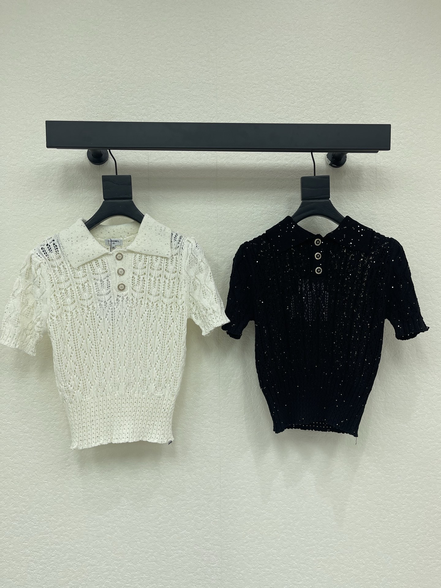 NO:840799,CHANE*26 new spring and summer style hollow knitted short sleeves with sequined lapels!  Weaved with custom imported knitted yarn material, high-grade texture, soft and comfortable, half-button design on the lapel, easy to put on and take off, hollow crochet texture on the body, puff sleeves to highlight personality, short version, easy to wear for commuting and vacation!  SML,,chanel,T-shirt,19860909CHANE*26春夏新款翻领珠片镂空针织短袖！定制进口针织纱线材质织造 质感高级 柔软舒适 翻领半开襟纽扣设计 穿脱方便 大身饰以镂空钩花纹路肌理 泡泡袖凸显个性 短款版型 通勤度假都能轻松驾驭！SML,,chanel,T-shirt,,Women's clothing