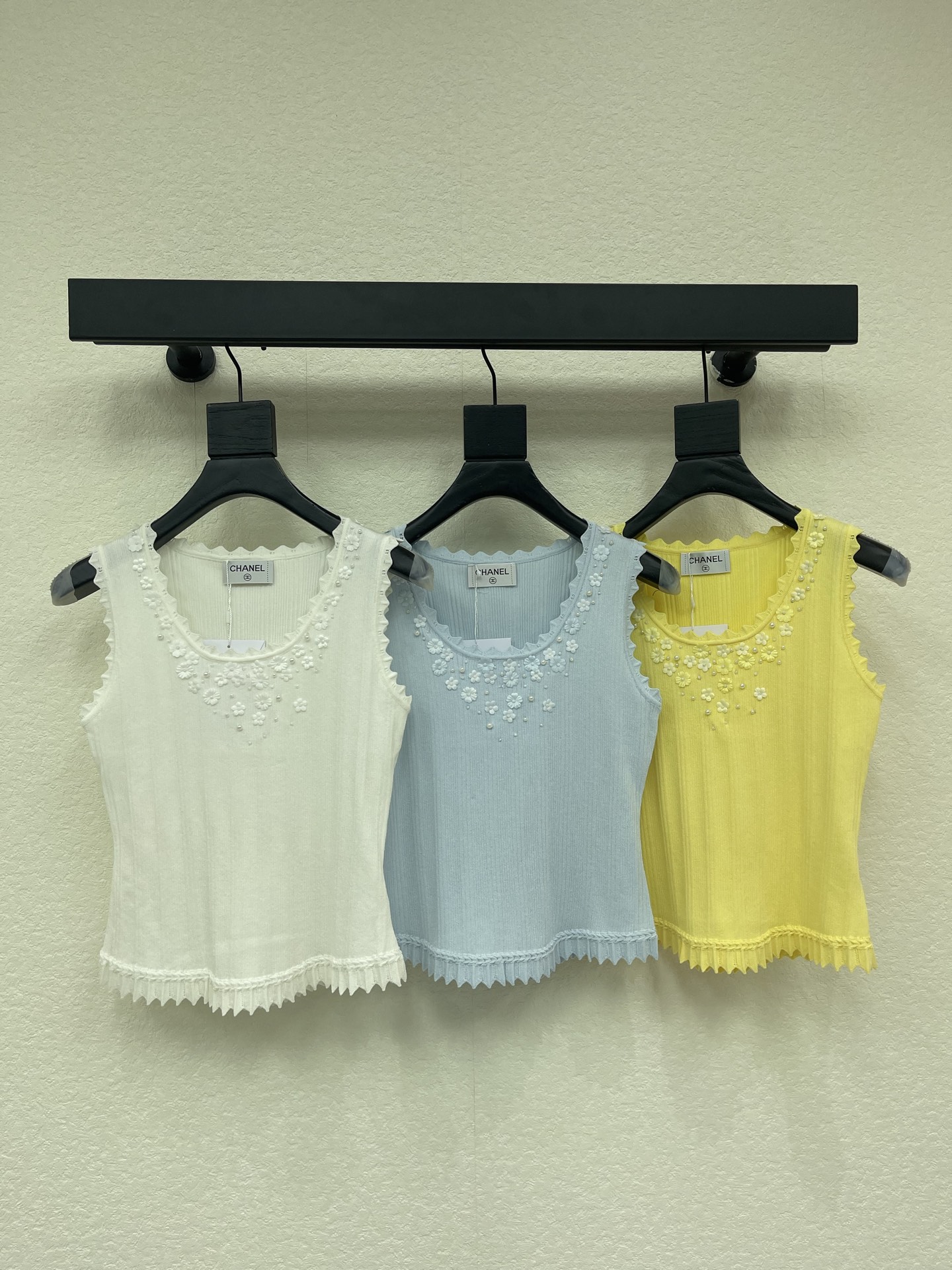 NO:840804,CHANE*26 new spring and summer three-dimensional beaded flower knitted vest!  Customized imported knitted material, delicate, soft, comfortable and breathable. The collar and cuffs are echoed by extreme lace at the hem. The body is decorated with dense vertical pit texture patterns, heavy beading and three-dimensional flower design. Exquisite and stylish!  SML,,chanel,19860909CHANE*26春夏新款立体钉珠花朵针织背心！定制进口针织材质 细腻柔软 舒适透气 领口袖口以极下摆花边相呼应 大身饰以密实竖坑肌理花纹重工钉珠立体花朵设计 精致有格调！SML,,chanel,,Women's clothing