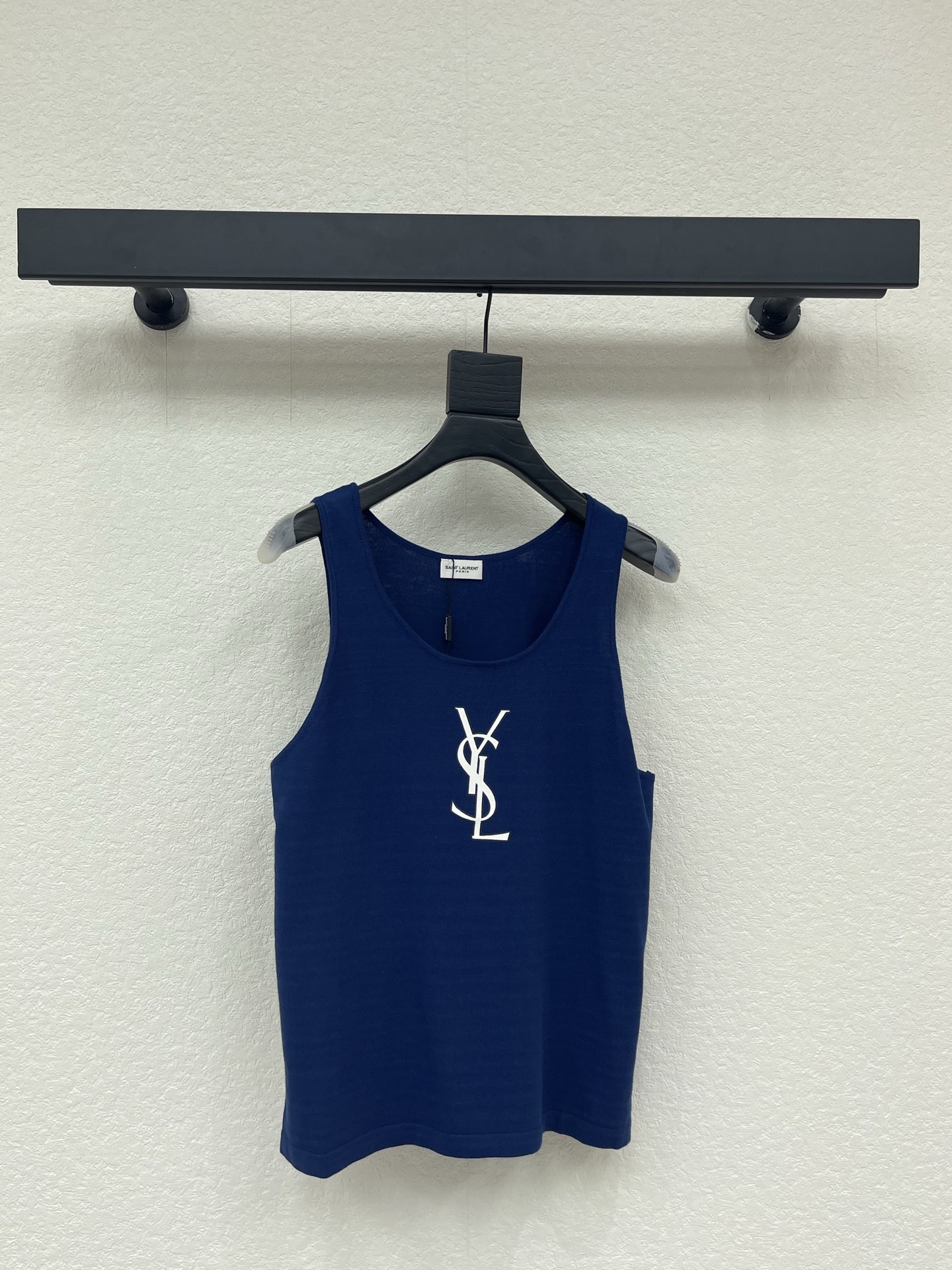 NO:840806,Ysl*26 new spring and summer letter logo knitted vest!  Customized knitted material, comfortable and soft, full of elasticity. U knitted vest cut. The ready-made garments are made of high-grade solid colors, adding a literary touch to simple outfits. Advanced tailoring fits the curves of the human body. Simple modification of the letter logo on the chest can easily show the elegant and high-end brand tone. Regular fit, slim and fashionable. Can be worn alone or layered in all seasons. SML, saint laurent,19860909Ysl*26春夏新款字母徽标针织背心！定制针织材质 舒适软糯 弹力十足 U针织背心裁剪 成衣选用高级纯色 为简易穿搭增添文艺气息 高级剪裁贴合人体曲线 胸前字母徽标简单修饰 就能轻松彰显典雅高级的品牌调性 常规版型 显瘦时髦 四季单穿叠穿都SML,,saint laurent,,Women's clothing