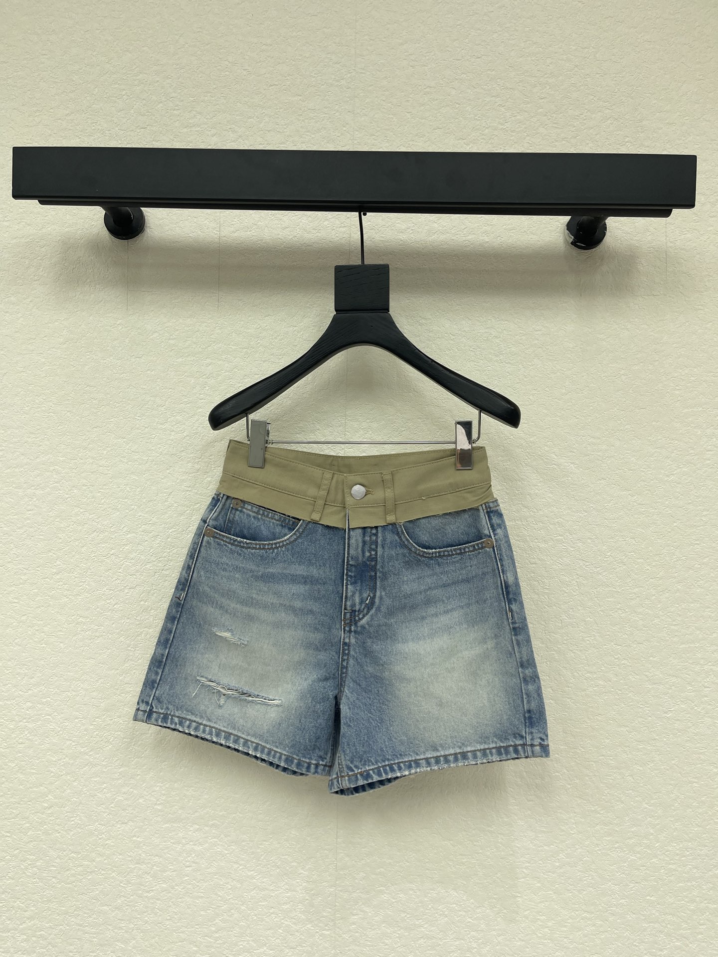 NO:840780,Lp*26’s latest old-money style ripped denim shorts with waistbands really hit my mark!  The old washed blue comes with a retro filter, and the spliced ​​waistband is super designed, breaking the monotony of conventional denim. The high-waisted A-line cut + straight version can easily hide the little flesh, and become a long-legged celebrity in seconds. It is suitable for matching with T-shirts and shirts. It is the king of all-match in summer, no matter your figure, close your eyes~ Size 25.26.27.28.29,,loro piana,shorts,shirts,tees,t-shirt,19860909Lp*26最新款老钱风拼接腰头破洞牛仔短裤 真的戳中我心巴！做旧水洗蓝自带复古滤镜,拼接的腰头超有设计感,打破常规牛仔的单调感,高腰A字剪裁+直筒版型,轻松藏住小肉肉,秒变长腿星人, 搭配T恤、衬衫都适配,夏天的百搭王,不挑身材闭眼入～ 尺码25.26.27.28.29,,loro piana,shorts,shirts,tees，t-shirt,,Women's clothing