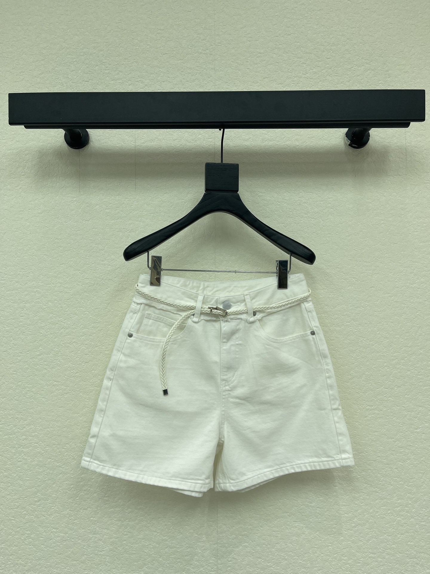 NO:840789,Lp*26’s latest old money style spliced ​​waist white denim shorts really hit my mark!  White solid color, spliced raw edge waistband, super design, built-in braided waist rope, breaking the monotony of conventional denim, high-waisted A-line cut + straight version, easily hides the little flesh, and becomes a long-legged star in seconds. The white color is very suitable for matching with a vest, T-shirt or shirt. It is the king of all-match in summer, no matter your figure, close your eyes~ Size 25.26.27.28.29,,loro  piana,shorts,shirts,tees,t-shirt,19860909Lp*26最新款老钱风拼接腰头白色牛仔短裤 真的戳中我心巴！ 白色纯色色系,拼接毛边腰头超有设计感,自带编织腰绳,打破常规牛仔的单调感,高腰A字剪裁+直筒版型,轻松藏住小肉肉,秒变长腿星人, 白色色系很适合搭配小背心,T恤或衬衫,夏天的百搭王,不挑身材闭眼入～ 尺码25.26.27.28.29,,loro piana,shorts,shirts,tees，t-shirt,,Women's clothing