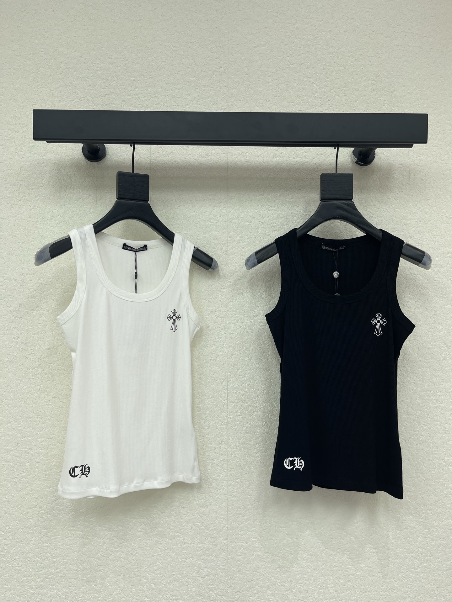 NO:841482,Croix*26 new spring and summer printed elastic vest. It is made of vertical pit rib knitted fabric. It has its own texture. It has good elasticity. It is comfortable and supportive to wear close to the body. It is not easy to deform. It also has a certain slimming effect. It is very suitable for inner wear or single wear. The classic U-shaped collar racer vest is cut with a moderate neckline. It can expose the collarbone line without being too exposed. The narrow shoulder strap design can modify the shoulder shape. The overall fit is slim but not tight, and the upper body is neat and slim.  SML,,chrome hearts,19860909克罗心*26春夏新款印花弹力背心 采用竖坑条罗纹针织面料 自带肌理感 弹力很好 贴身穿着舒适又有支撑力 不容易变形 同时自带一定的修身效果 很适合做内搭或单穿 经典 U 型领工字背心剪裁 领口适中 既能露出锁骨线条 又不会过于暴露 窄肩带设计能修饰肩型 整体是修身但不紧绷的合身版型 上身利落显瘦 SML,,chrome hearts,,Women's clothing