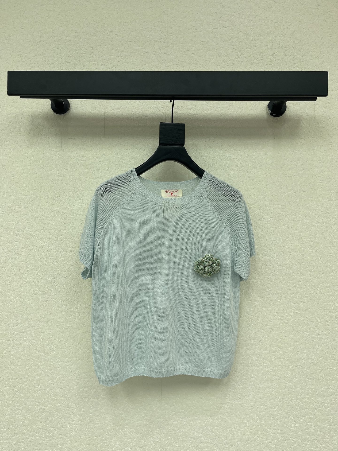 NO:843099,CHANE*26 new camellia short-sleeved sweater, soft and breathable, super comfortable to wear in summer!  The camellia brooch is elegant and delicate in decoration. It is suitable for commuting, dating, and leisure. It has a straight shoulder design, light blue color, very gentle and easy to match. It can be paired with jeans or skirts. It is a must-have item in the summer wardrobe!  SML,,chanel,skirts,jeans,T-shirt,brooch,breastpin,19860909CHANE*26新款山茶花短袖针织衫,柔软透气,夏天穿超舒服！山茶花胸针装饰优雅又精致.适合通勤、约会,休闲都能轻松驾驭.正肩设计,淡蓝色系,非常温柔好搭配,可以配牛仔裤或半身裙都很出彩,是夏季衣橱必备单品！SML,,chanel,skirts,jeans,T-shirt,brooch，breastpin,,Women's clothing