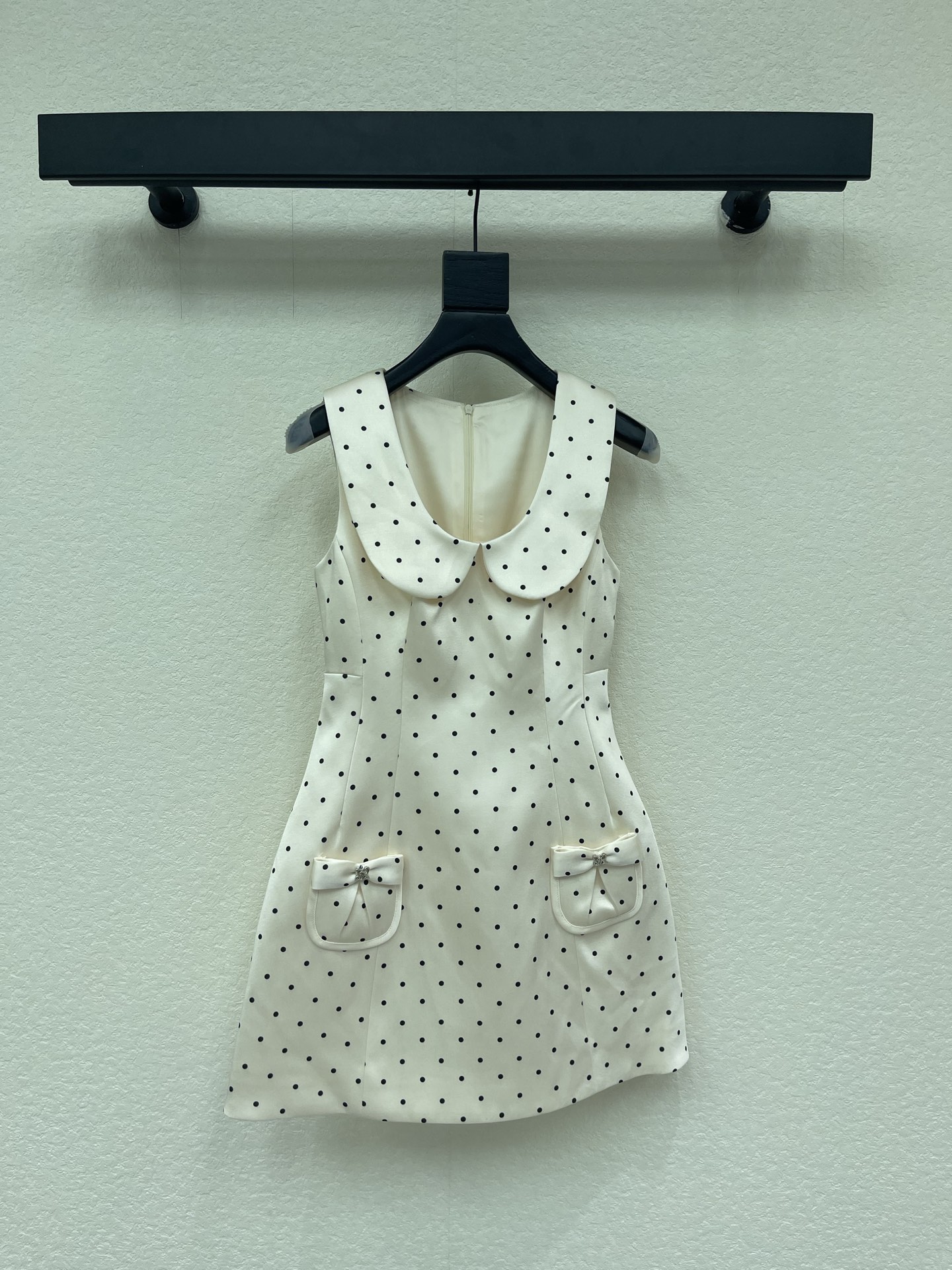 NO:841526,Niche design 26 spring and summer new French retro milky white polka dot sleeveless dress. Korean style sweet and natural wear. The double pocket bow embellishment is the finishing touch of the whole piece. The doll U-shaped collar and the micro-A short skirt can be salty or sweet. It has a playful and girly feel. It is suitable for dating and commuting. SMLXL,,skirts,19860909小众设计26春夏新品法式复古奶白色波点无袖连衣裙 韩系甜美本命穿搭 双口袋蝴蝶结点缀是整件的点睛之笔 娃娃U型领子搭配微A短裙摆上身可盐可甜 兼具俏皮少女感 约会通勤穿都很合适SMLXL,,skirts,,Women's clothing
