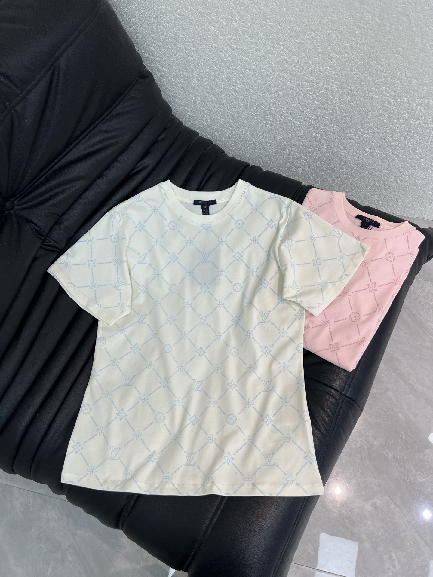 NO:840846,Louis Vuitto*26 new spring and summer line Lingge presbyopic short-sleeved T-shirt!  Customized cotton material, breathable and comfortable, full of texture, printed lines all over the body, very recognizable and exquisite, very versatile to wear alone or inside, can be worn with jeans or skirts, for daily casual, fashionable and practical, a must-have for fashionistas!  SML,,louis vuitton,skirts,jeans,T-shirt,tees,t-shirt,19860909Louis Vuitto*26春夏新款线条凌格老花短袖T恤！定制全棉材质 透气舒适 质感十足 全身满印线条凌格老花 辨识度满分又很精致单穿或内搭都很百搭 搭牛仔裤 半裙都OK 日常休闲 时尚实用兼备,潮人必备！SML,,louis vuitton,skirts,jeans,T-shirt,tees，t-shirt,,Women's clothing