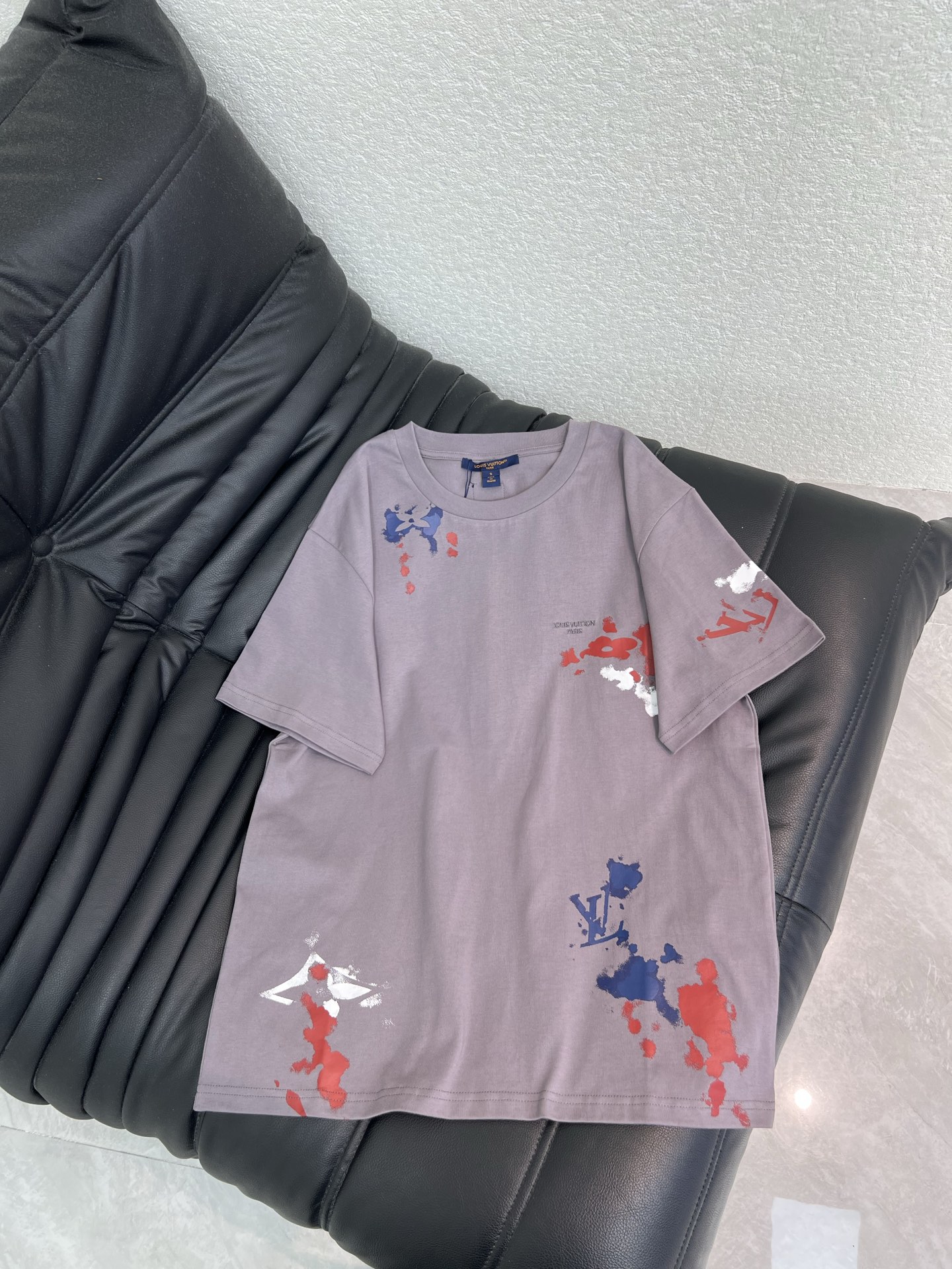 NO:843100,Louis Vuitto*26 new gray tones splashed ink presbyopic short-sleeved T-shirt. The artistic splashed ink design that will fall into your eyes at a glance!  The red, blue and white splash-ink prints scattered across the body are low-key yet recognizable!  The OS version with loose shoulders and dropped shoulders is suitable for men and women, regardless of body shape!  The length of the dress just covers the crotch, which is very friendly to pear-shaped figures. It can be worn with jeans and sweatpants!  A casual outfit brings a sense of relaxation and elegance, and can be worn during daily commuting and out on the street. SML, Louis Vuitton, Jeans, T-shirt, tees, t-shirt,19860909Louis Vuitto*26新款灰调泼墨老花短袖T恤 一眼沦陷的艺术泼墨设计！衣身散落的红、蓝、白三色泼墨印花,低调又有辨识度！宽松落肩的OS版型,不挑男女、不挑身材！衣长刚好盖住胯部,对梨形身材超友好,搭配牛仔裤、运动裤都能打！随便一套就自带松弛贵气感,日常通勤、出街炸场都能hold住.SML,,louis vuitton,jeans,T-shirt,tees，t-shirt,,Women's clothing