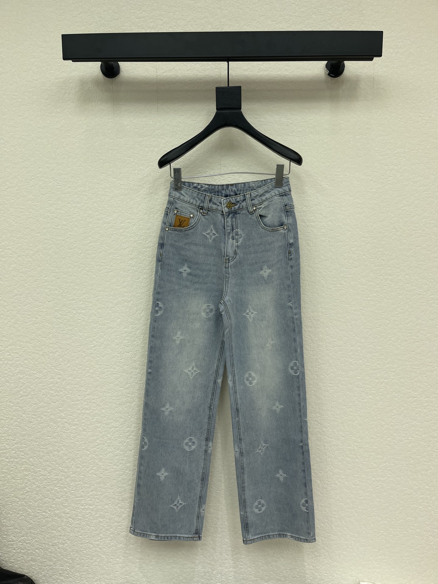 NO:841466,Louis Vuitto*26 new spring and summer 1V pocket embroidered denim trousers ~ The classic straight wide-leg version has a good drape and is very tolerant to the leg shape. It is visually slim and straight. The light blue distressed washing process has natural whitening and distressing marks. It looks refreshing and gentle. The back right pocket has yellow three-dimensional embroidery and a small front leather label design. The overall body is thin, not afraid of sultry heat in summer, and has a great vertical feel. SML,, louis vuitton,19860909Louis Vuitto*26春夏新品1V口袋刺绣牛仔长裤~经典直筒阔腿版型垂坠感好对腿型包容度高视觉上显瘦显直浅蓝做旧水洗工艺带有自然的磨白和做旧痕迹 显清爽温柔,后右口袋黄色立体刺绣,前小皮标设计.整体偏薄,夏天也不怕闷热,垂直感超好SML,,louis vuitton,,Women's clothing