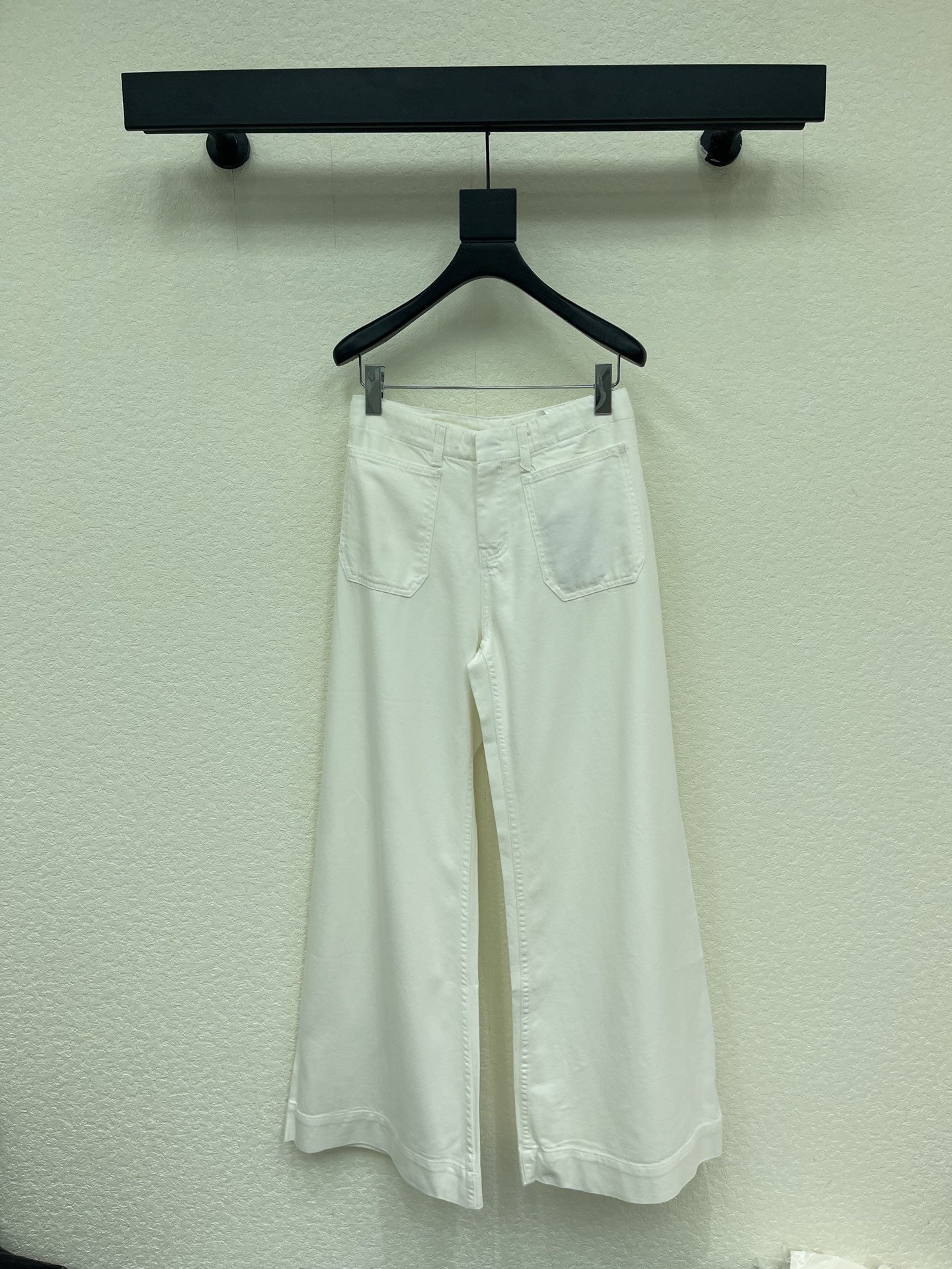 NO:841474,CELIN*26 latest wide-leg flared pants with Arc de Triomphe embroidery!  !  !  Pure cotton fabric!  A pair of white jeans that show off your leg length!  I must vomit blood and recommend it!  !  !  First, take a look at this version and texture!  You know they are brand-name jeans!  A pair of pants that couldn’t be any better if the fit, wash, and fabric were lacking!  The new hot model from ce!  The legs are straight, loose and slightly flared downward!  It can be casual, relaxed or French style!  !  The upper body will make the legs look particularly long and the person will look particularly tall and straight!  Size 24-30,,celine,jeans,19860909CELIN*26最新款凯旋门刺绣阔腿喇叭裤！！！ 纯棉面料！巨显腿长的一条白色牛仔裤！ 我一定要吐血推荐！！！ 首先你们看一眼这个版型和质感！ 就知道是大牌牛仔裤！ 版型、洗水、面料缺一点都不行的一条裤子！来自ce新款大爆款！ 腿部是笔直宽松向下微喇叭的线条！ 可休闲可松弛还可以法式！！ 上身会显得腿特别长,人特别挺拔！ 尺码24-30,,celine,jeans,,Women's clothing