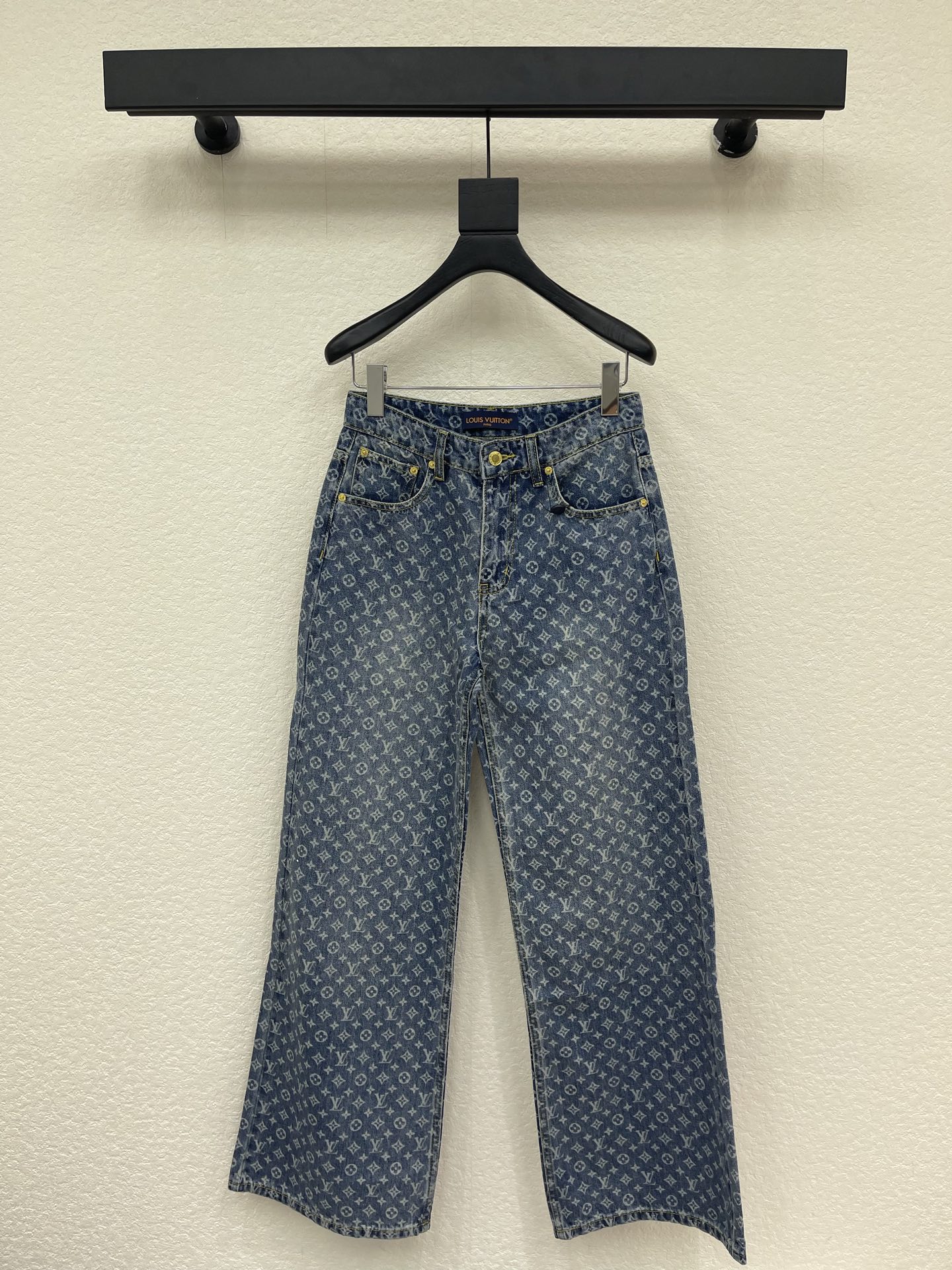 NO:841458,Louis Vuitto*26 new all-print jacquard denim trousers, official website model, customized classic denim fabric, all-print jacquard craftsmanship, very online texture, classic blue color, no problem for daily commuting, very elegant, high-waisted version, slimming and long legs SML,, louis vuitton,19860909Louis Vuitto*26新款满印提花牛仔长裤 官网款 定制经典牛仔面料 满印提花工艺 质感很在线 经典蓝色色系 日常百搭通勤没问题 很显气质 高腰版型 显瘦显腿长 SML,,louis vuitton,,Women's clothing