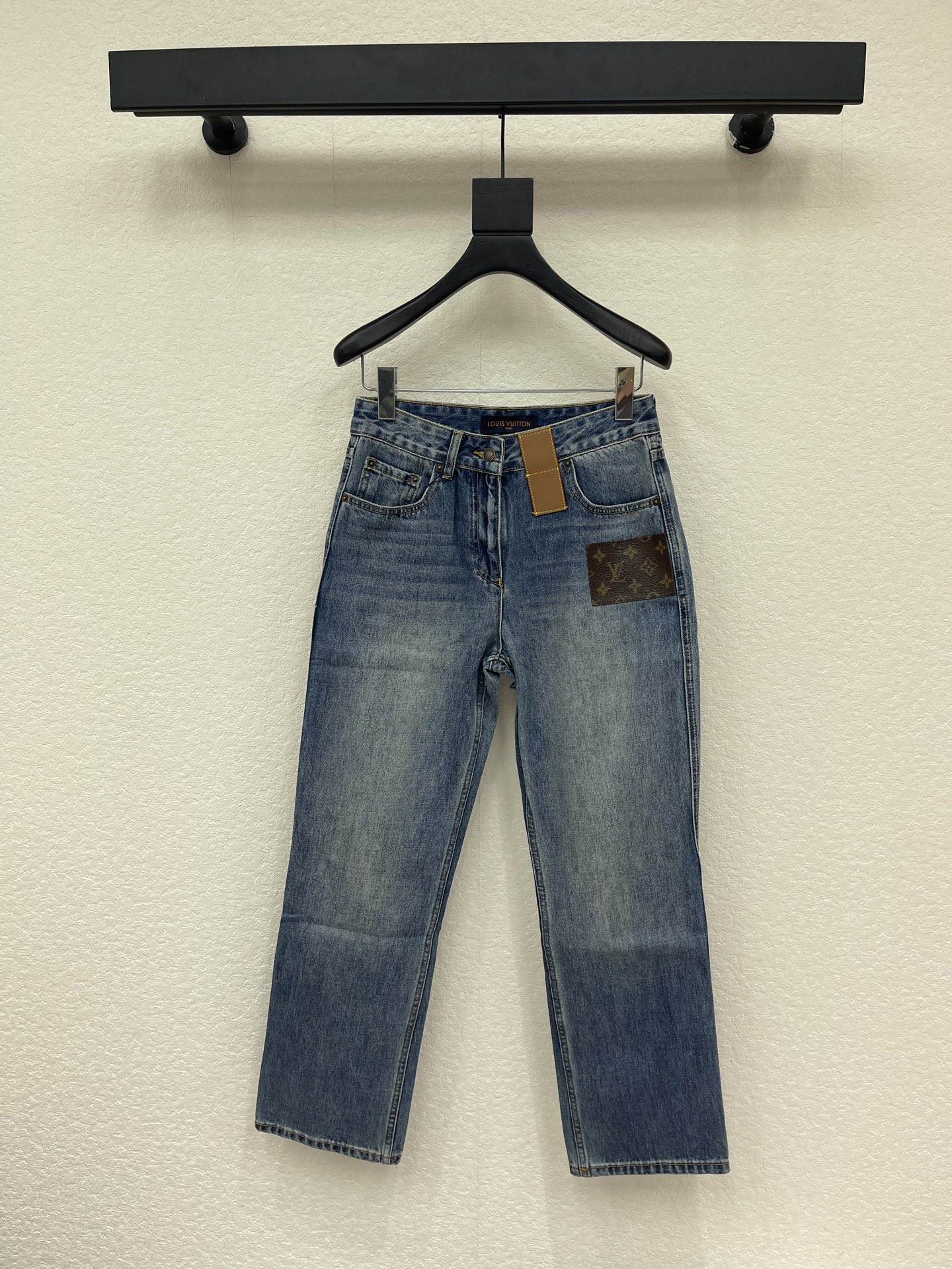 NO:841492,Louis Vuitto*26 new leather brand nine-point pants are made of medium-wash denim, showing a natural retro distressed effect. The overall color is rich denim blue, with natural whitening and cat whiskering texture. The texture is soft and stiff. It is loose and straight cut. The leg lines are neat and not tight. It can modify the leg shape and has a loose street feel. It is a very popular and versatile silhouette at the moment. The leather brand design S-XXL cleverly combines classic denim with the brand's iconic elements.  Combining retro texture and luxury recognition, Louis Vuitton,19860909Louis Vuitto*26新款皮牌九分裤 采用中度水洗的牛仔布 呈现自然的复古做旧效果 整体色调是层次丰富的牛仔蓝 带有自然的磨白和猫须纹理 质感柔软又有挺括度 宽松直筒剪裁 裤腿线条利落不紧绷 既能修饰腿型 又自带松弛的街头感 是当下非常流行的百搭廓形 皮牌设计 S-XXL 将经典丹宁与品牌标志性元素巧妙融合 兼具复古质感与奢华辨识度,,louis vuitton,,Women's clothing