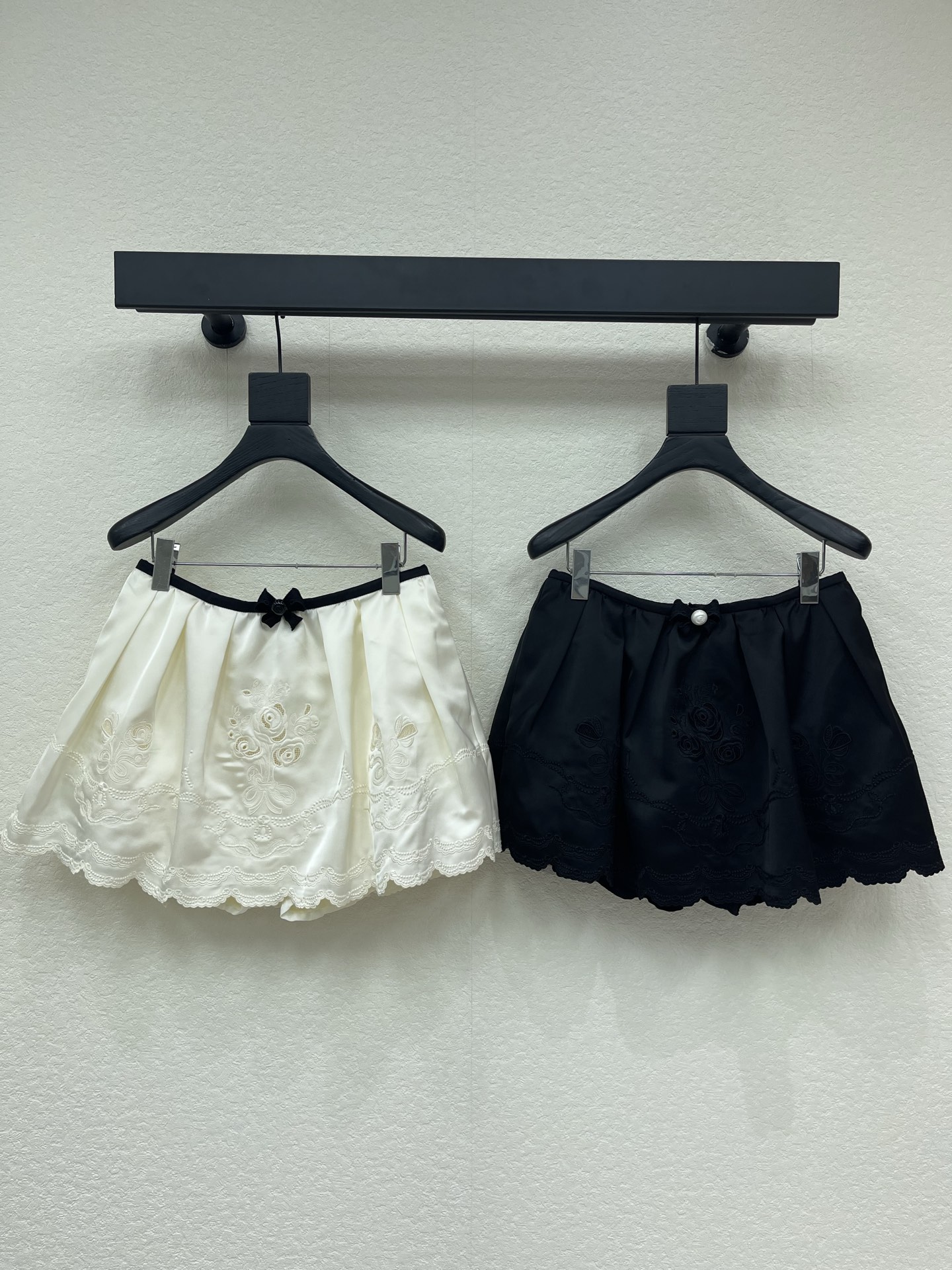 NO:844663,Niche design 26 new products Lafei* heavy industry embroidery skirt. This satin skirt directly welds the 'rich daughter's feeling' on the body!  The milky white satin comes with a soft light filter, the rose embroidery + lace are gentle to the core, the black bow at the waist adds a bit of playfulness, and the hem of the skirt sways lightly when walking, like a little princess walking out of an oil painting~SML,,skirts,19860909小众设计26新品拉飞*重工刺绣半裙.这条缎面半裙直接把“富家千金感”焊在身上！奶白缎面自带柔光滤镜,玫瑰刺绣+蕾丝花边温柔到骨子里,腰头的黑蝴蝶结又添了点俏皮,走路时裙摆轻晃,像从油画里走出来的小公主～SML,,skirts,,Women's clothing
