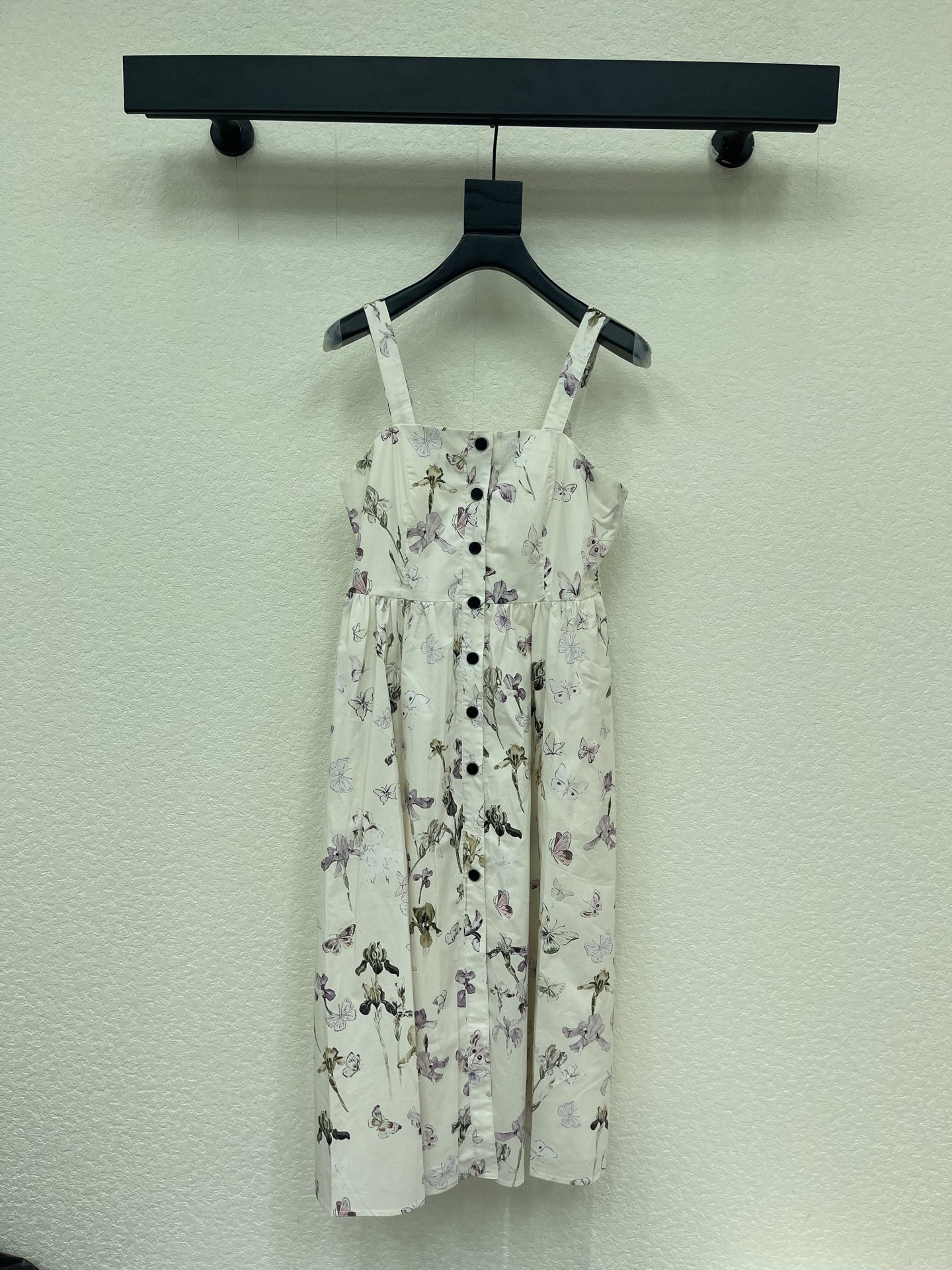 NO:843982,Dio*26 new spring and summer butterfly iris print pattern suspender dress. Belted design, pleated waist, classic umbrella skirt, romantic temperament, elegant and charming. Clean cut upper body makes you slim and tall. Easy to wear in daily or formal occasions. Pure cotton fabric texture is comfortable and breathable. Mid-length skirt, romantic temperament, elegant and charming. Full of vacation atmosphere. Super photo shoot SMLXL, dior, skirts,19860909Dio*26春夏新品蝴蝶鸢尾花印花图案吊带连衣裙 系腰带设计褶皱腰身经典伞型裙摆浪漫气质优雅迷人 剪裁利落上身显瘦又高挑 日常或正式场合都能轻松驾 纯棉面料质感舒适透气 裙摆中长款浪漫气质优雅迷人 度假氛围感拉满 拍照超级出片SMLXL,,dior,skirts,,Women's clothing
