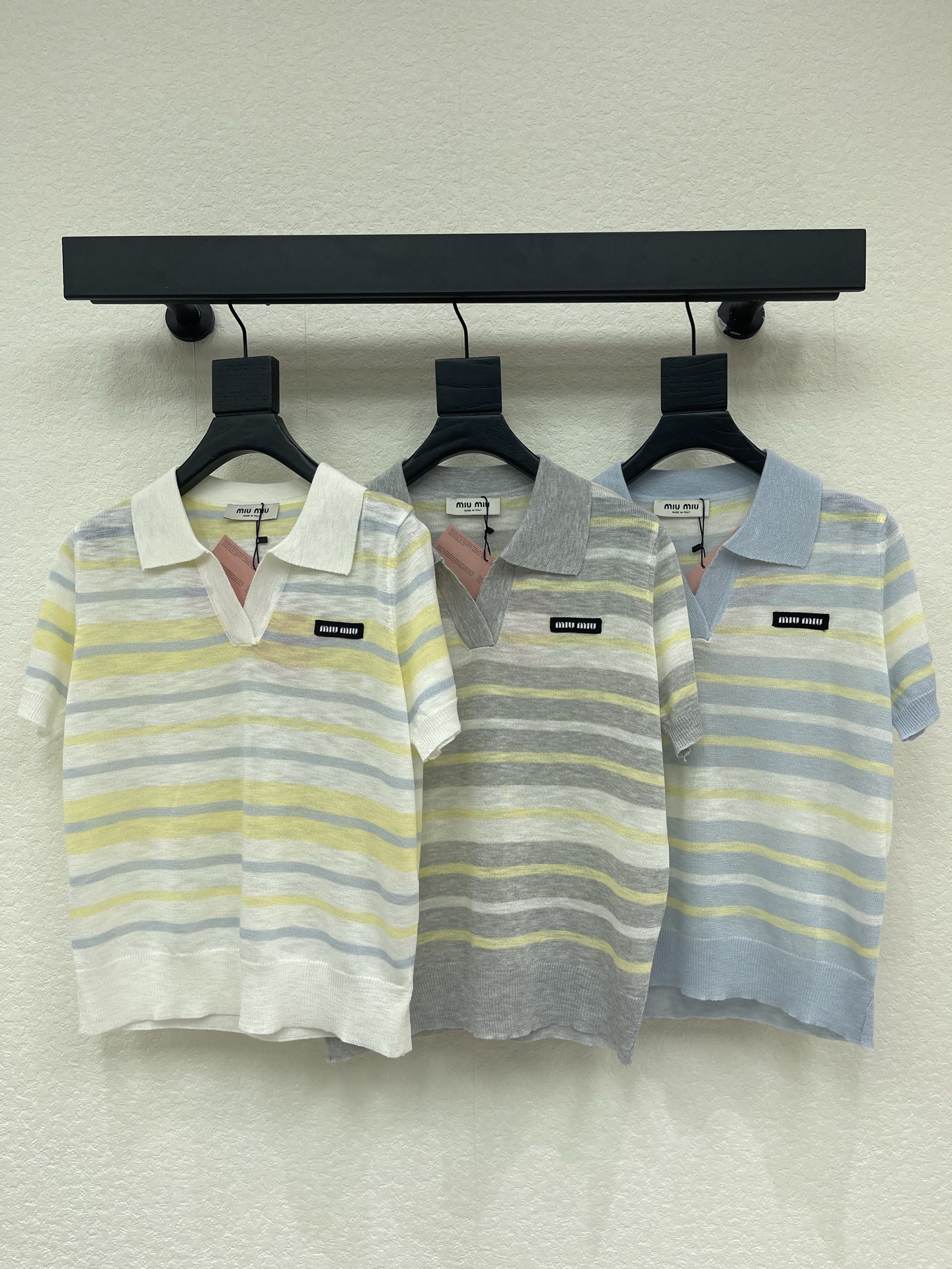 NO:841457,Miumi*26 new spring and summer striped knitted short-sleeved Polo shirt, light and breathable, super comfortable to wear in spring and summer!  Classic Polo collar + multi-color stripes, casual and versatile, can be easily used for daily outings, commuting, and vacations. The brand logo on the left chest is full of details and highly recognizable. Choose it as you like, it will look good with any combination!  SML,,miumiu,T-shirt,19860909Miumi*26春夏新款条纹针织Polo衫短袖,轻薄透气,春夏穿超舒服！经典Polo领+多色条纹,休闲又百搭,日常出街、通勤、度假都能轻松驾驭.左胸品牌标识,细节满分,辨识度高.随心选,怎么搭都好看！SML,,miumiu,T-shirt,,Women's clothing