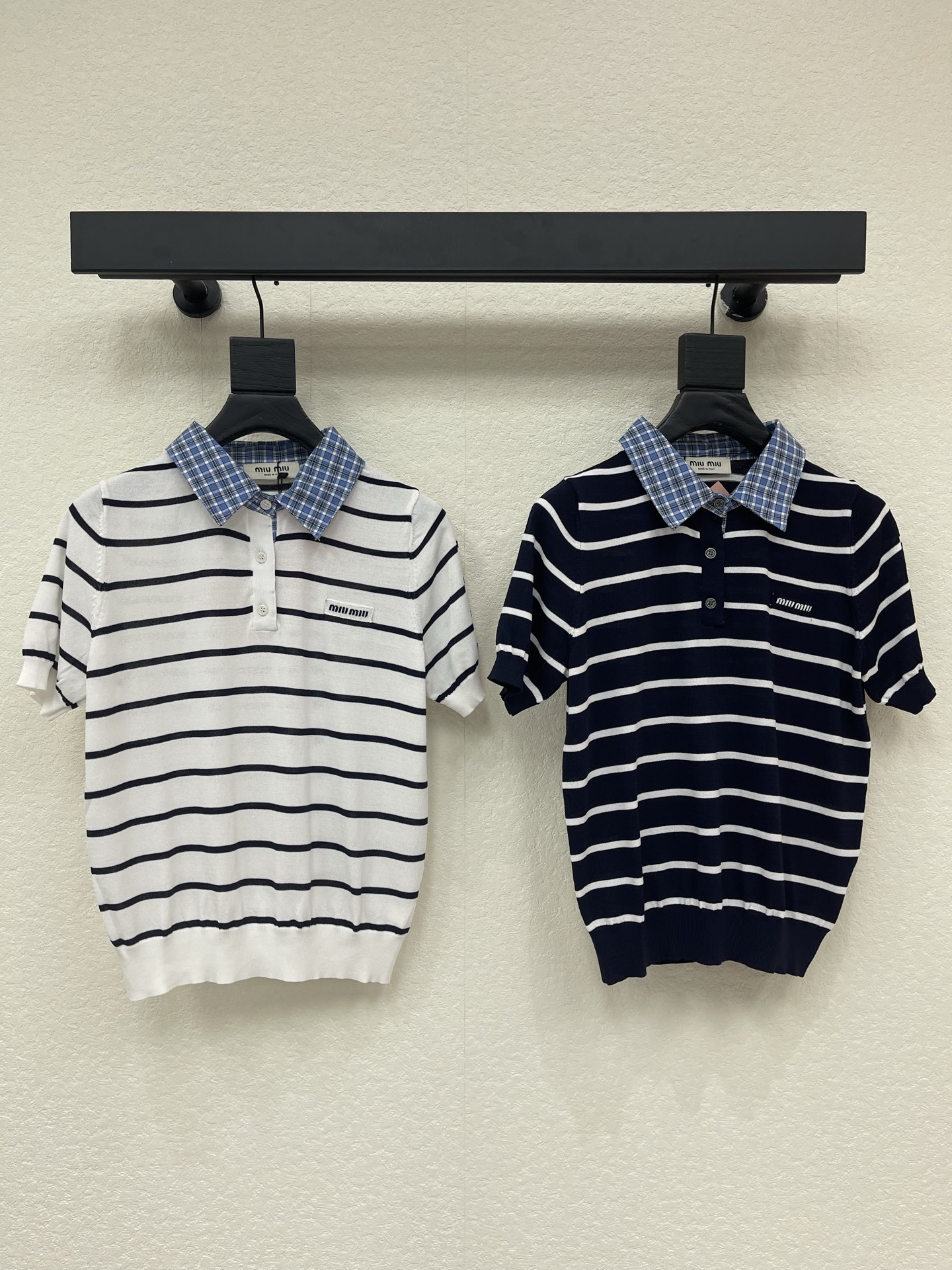 NO:841465,Miumi*26 new spring and summer striped Polo shirt with short sleeves, blue and white plaid lapel, super retro feel, soft and breathable fabric, super comfortable to wear in spring and summer!  The brand embroidery on the chest is full of details and highly recognizable. The regular version is highly tolerant and looks good with jeans, shorts or wide-leg pants. It can be easily worn for commuting and leisure. It is simple and fashionable. It is a must-have and versatile item in the wardrobe!  SML,,miumiu,shorts,jeans,T-shirt,19860909Miumi*26春夏新款条纹Polo衫短袖,蓝白格纹翻领超有复古感面料柔软透气,春夏穿超舒服！胸前品牌刺绣,细节满分,辨识度高.常规版型,包容性强,随便搭牛仔裤、短裤或阔腿裤都很OK,通勤休闲都能轻松驾驭,简约又时髦,是衣橱必备百搭单品！SML,,miumiu,shorts,jeans,T-shirt,,Women's clothing