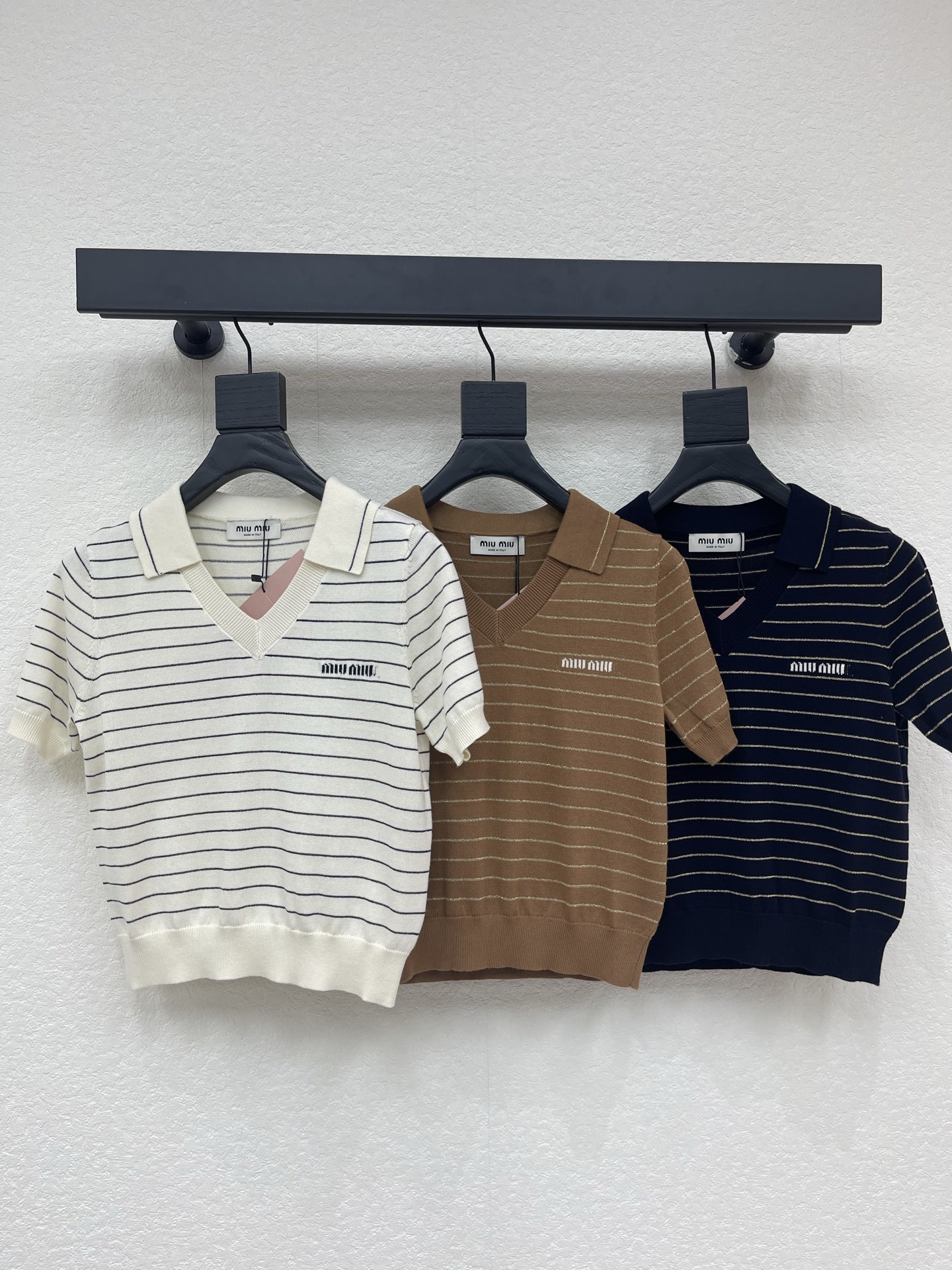 NO:841461,Miumi*26 new spring and summer striped knitted Polo shirt short-sleeved, made of soft knitted fabric, comfortable and breathable, perfect for summer!  The stripes have a simple retro style, and the Polo collar design adds a sense of formality, making it easy to control for daily commuting or leisure. The brand embroidery on the chest is super recognizable and the details are perfect!  Pair it with jeans or a short skirt, and you can easily get a Korean boyish look, which is fashionable and versatile~SML,,miumiu,skirts,jeans,T-shirt,19860909Miumi*26春夏新款条纹针织Polo衫短袖,采用柔软针织面料,舒适又透气,夏天穿超合适！条纹简约复古风,Polo领设计增添正式感,日常通勤或休闲都能轻松驾驭.胸前品牌刺绣超有辨识度,细节满分！搭配牛仔裤或短裙,轻松get韩系少年感穿搭,时髦又百搭～SML,,miumiu,skirts,jeans,T-shirt,,Women's clothing