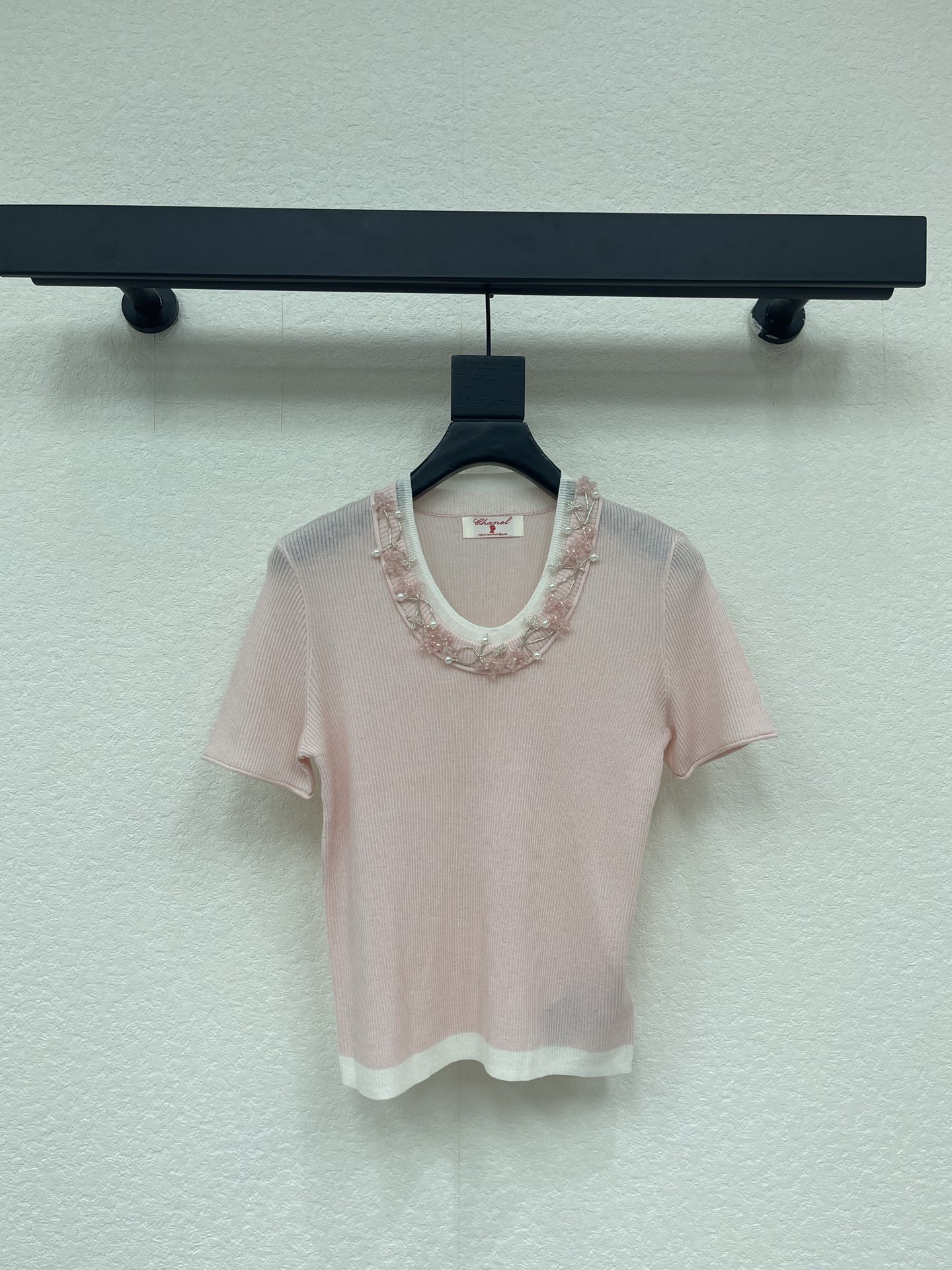 NO:843141,Chane*26 new heavy-duty beaded short-sleeved sweater for Xiao Xiangfeng Qianjin. Handmade beading design. The fabric has super elasticity!  The classic colors are both everyday and high-end, a must-have for daily wear!  SML,,chanel,T-shirt,19860909Chane*26新品重工订珠短袖针织衫 小香风千金穿搭 手工订珠设计 面料弹力超级好！ 经典颜色都是日常又高级, 日常穿搭必备！ SML,,chanel,T-shirt,,Women's clothing