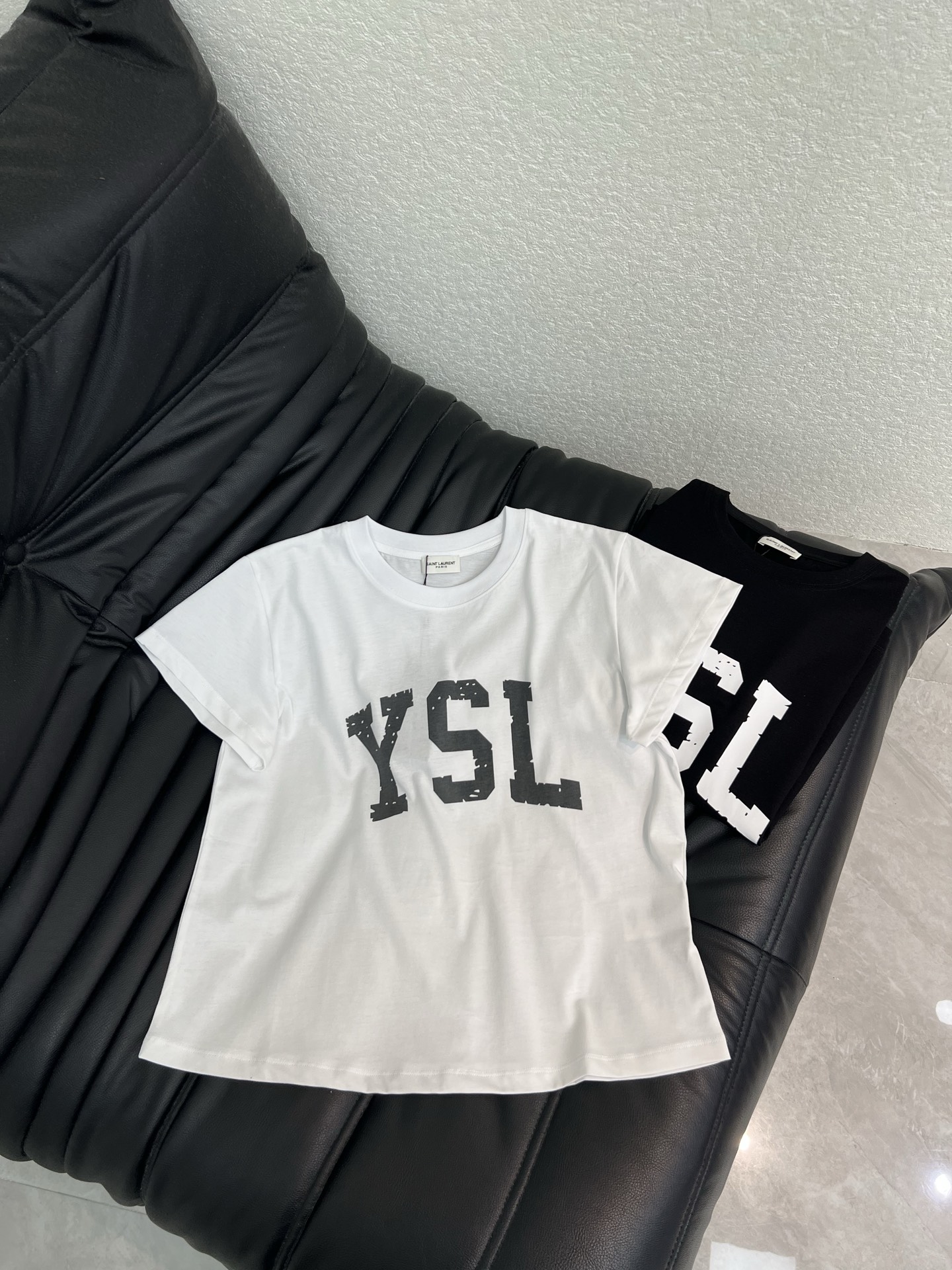 NO:843987,Ysl*26 new spring and summer classic letter printed round neck short-sleeved T-shirt. It is made of pure cotton fabric. The upper body has a lazy and high-end feel. It is a particularly practical T~ It makes you feel comfortable and slim when you put it on. It is lazy and casual, and it is particularly attractive when combined with clean and simple solid colors. It is very suitable for daily life ~ SML,, saint laurent, T-shirt, tees, t-shirt,19860909Ysl*26春夏新款经典字母印花圆领短袖T恤,采用纯棉面料,上身自带慵懒高级感,特别实用的T～穿上就是舒适自在又显瘦的存在,慵懒而随性,结合干净简单的纯色系就特别耐看,非常适合日常～SML,,saint laurent,T-shirt,tees，t-shirt,,Women's clothing