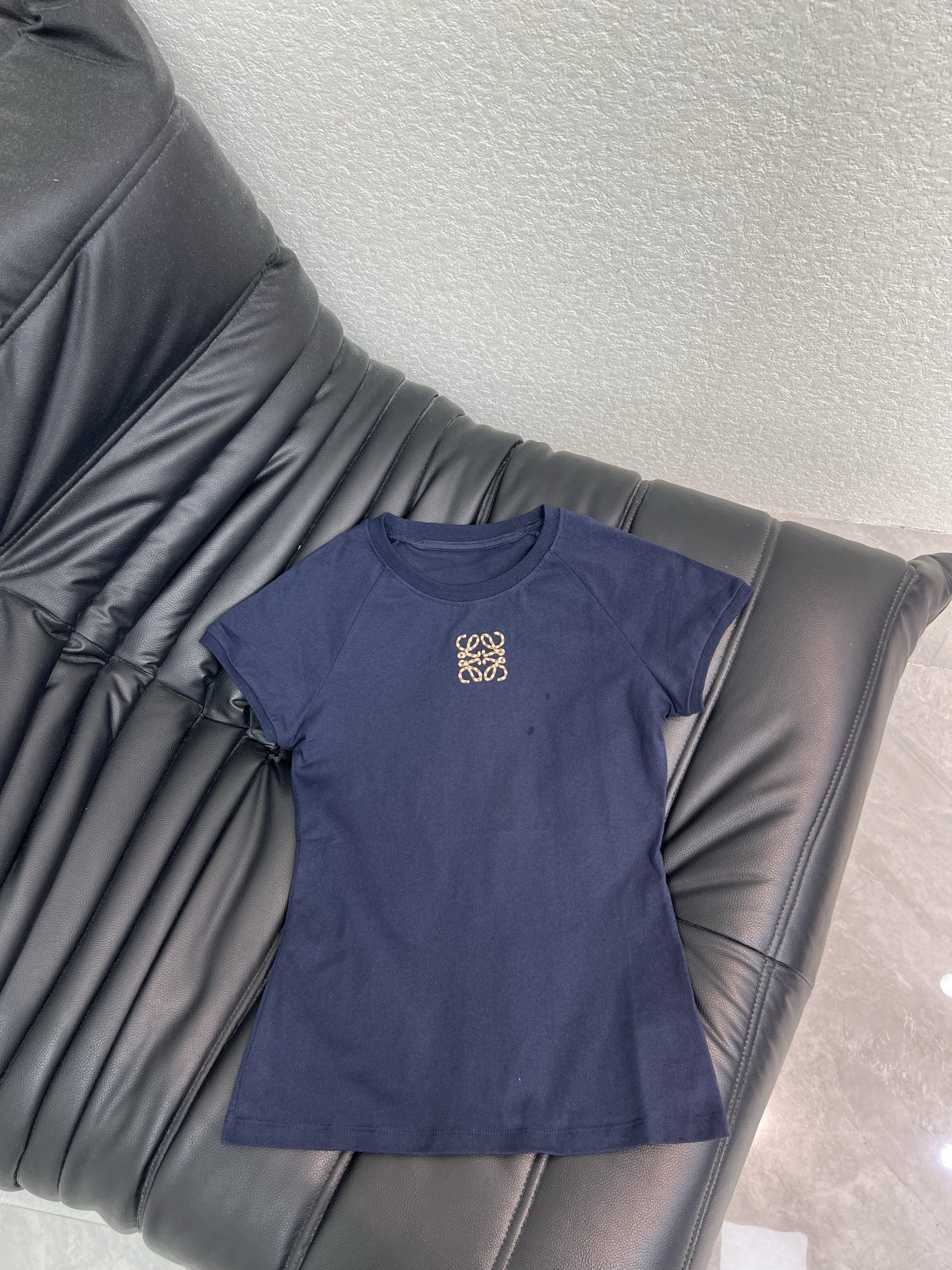 NO:841486,LOEW*26 new spring and summer slim-fit short-sleeved T-shirt with logo embroidery. Made of cotton, soft and comfortable, perfect for summer!  The round neck + slim fit can easily show off your body curves, and the logo embroidery on the chest is very recognizable. It is versatile and easy to wear in daily life and vacation. Pair it with jeans or a skirt, it is simple and high-end, and you can easily get a refreshing summer look!  SML,,loewe,skirts,jeans,T-shirt,tees,t-shirt,19860909LOEW*26春夏新款logo刺绣修身短袖T恤.采用棉材质,柔软舒适,夏天穿超合适！圆领+修身剪裁,轻松展现身材曲线,胸前logo刺绣超有辨识度.百搭不挑人,日常、度假都能轻松驾驭.搭配牛仔裤或半裙,简约又高级,轻松get夏日清爽look！SML,,loewe,skirts,jeans,T-shirt,tees，t-shirt,,Women's clothing