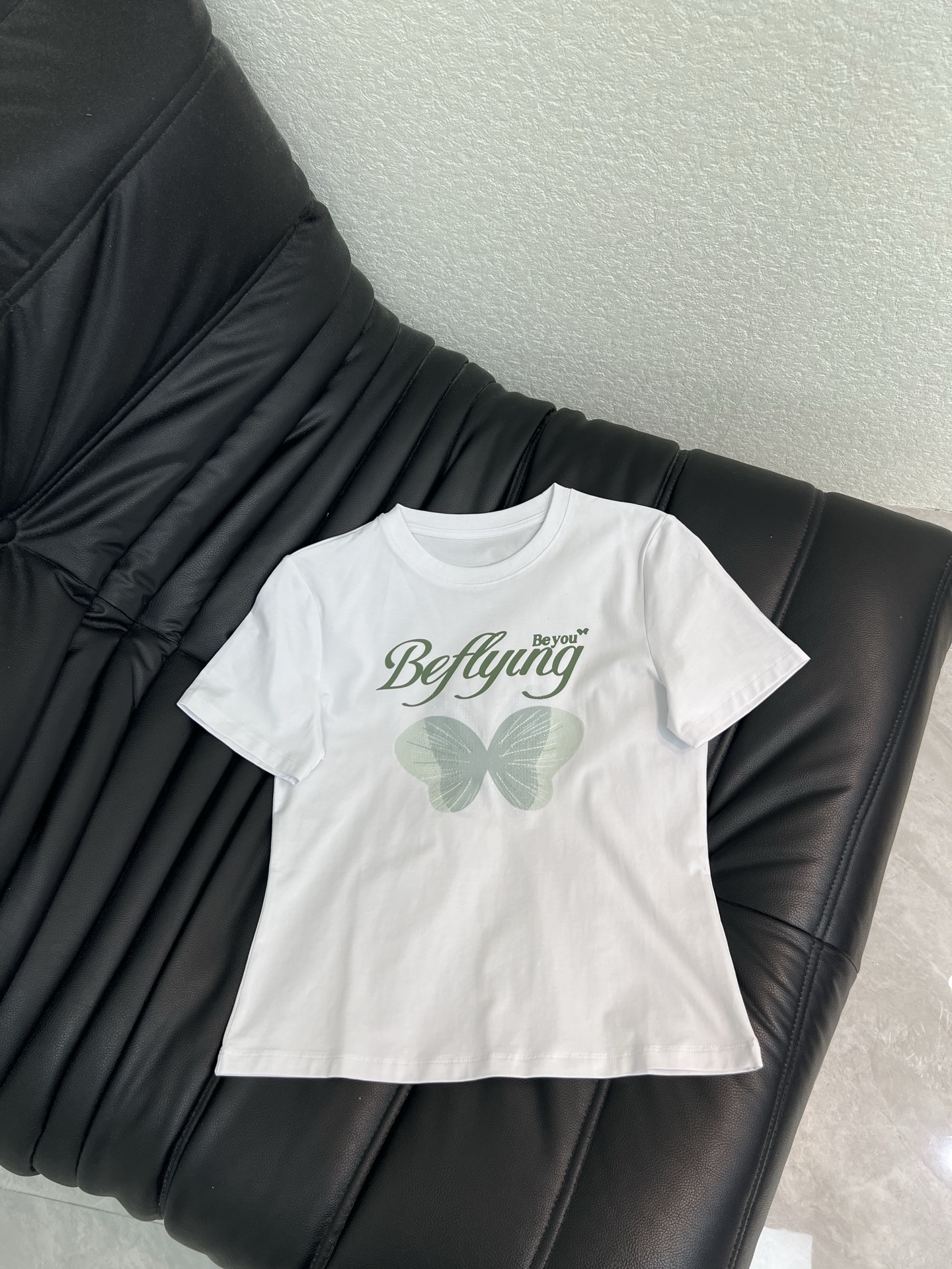 NO:845394,Niche design * 26 new butterfly embroidered hot diamond printed short-sleeved T-shirt. Made of high-count cotton fabric, which is skin-friendly and breathable, with a sweet and cool atmosphere. The creamy white T-shirt is paired with mint green gradient butterfly print, which is gentle to the bone. The craftsmanship details of hot beads + embroidery are b  Lingbling, a variety of craftsmanship superimposes a sense of sophistication to directly stretch the right shoulders + slightly slimming tailoring, which can modify the shoulder line and optimize the head-to-body ratio. It can be easily matched with high-waisted pants to create a 30-70 ratio. It can be salty or sweet, and it is very suitable for pairing with jeans and skirts. You can close your eyes without stepping on thunder!  SML,,skirts,jeans,T-shirt,tees,t-shirt,19860909小众设计*26新款蝴蝶刺绣烫钻印花短袖T恤.采用高支棉面料亲肤又透气,自带甜酷氛围感.奶fufu的白T搭配薄荷绿渐变蝴蝶印花,温柔到骨子里,烫珠+刺绣的工艺细节,阳光下blingbling的,多种工艺叠加精致感直接拉满正肩+微修身剪裁,能修饰肩线、优化头身比,搭配高腰裤轻松打造三七分比例.可盐可甜,搭配牛仔裤、半裙都超合适,闭眼入不踩雷！SML,,skirts,jeans,T-shirt,tees，t-shirt,,Women's clothing