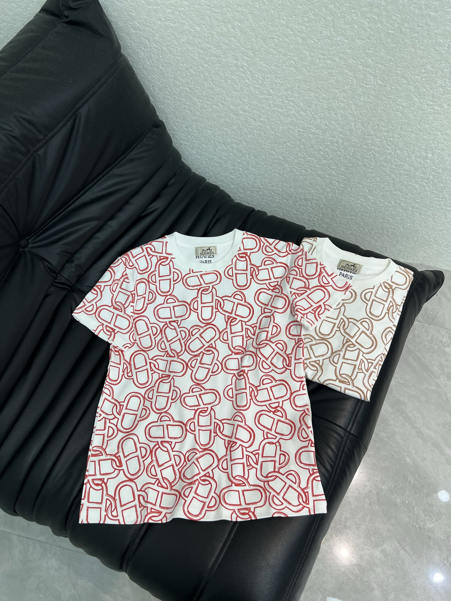 NO:843140,Hermes*26 new spring and summer new all-over chain buckle printed short-sleeved T-shirt!  Customized raw cotton material, breathable and comfortable, full of texture. Regular short-sleeved T-shirt cut highlights the brand style. Made of heavyweight pure cotton, slightly stretchy, giving a slimming visual effect. The same color threads are thinly wrapped around the neckline. The iconic chain buckle printed pattern all over the body. The brand's own simple and fashionable sense is immediately present. You can create your own personal style at will. It is stylish when worn alone!  SML,,hermes,T-shirt,tees,t-shirt,19860909Hermes*26春夏新款满身链条扣印花短袖T恤！定制原生全棉材质 透气舒适 质感十足 常规短袖T恤裁剪 凸显品牌格调 采用克重纯棉制成 略带有弹力 呈现显瘦视觉效果 同色系螺纹细包边于领口 通体标志性满身链条扣印花图案 品牌自带的简约时尚感立现 随心打造个性风格 单穿内搭都出彩时髦！SML,,hermes,T-shirt,tees，t-shirt,,Women's clothing