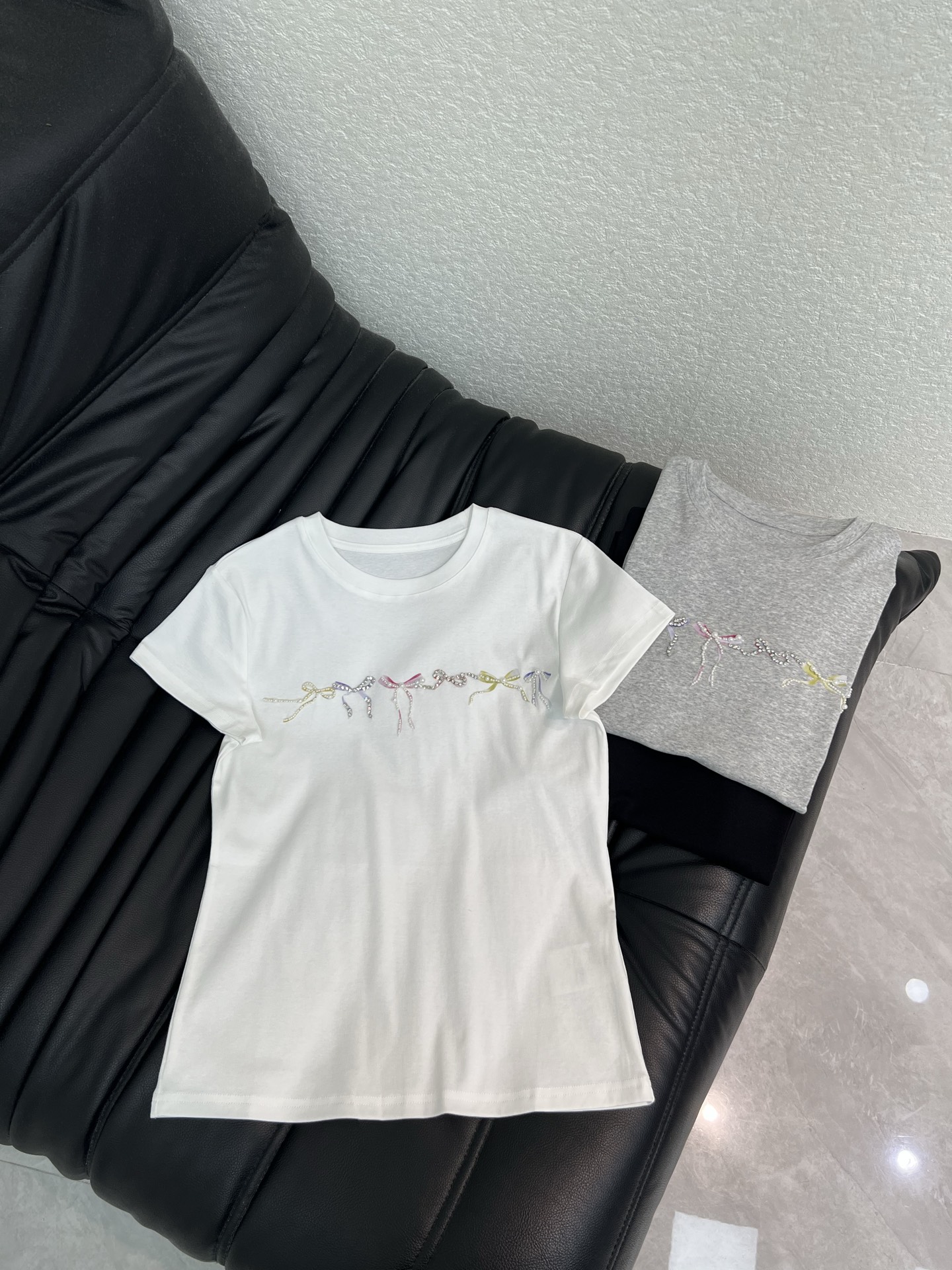 NO:846231,Niche design 26 spring and summer new Korean style fresh style colorful ribbon bow beaded short-sleeved T-shirt. The fabric is soft and comfortable. The round neck version is versatile and does not make the upper body look slimmer. It is the savior of the lazy person in the wardrobe. The right shoulder and slightly slim waist design have neat lines. It is exquisite and easy to wear for age. A must-have for daily wear. Highly recommended for own use. All-purpose versatile item SML, T-shirt, tees, t-shirt,19860909小众设计26春夏新品韩系清新风彩色丝带蝴蝶结串珠短袖T恤 面料柔软舒适 圆领版型百搭不挑人上身巨显瘦 是衣柜里的懒人救星款 正肩微修身收腰设计线条利落 减龄精致大气又好穿 日常穿搭必备 强烈推荐自留款 万能的百搭单品SML,,T-shirt,tees，t-shirt,,Women's clothing