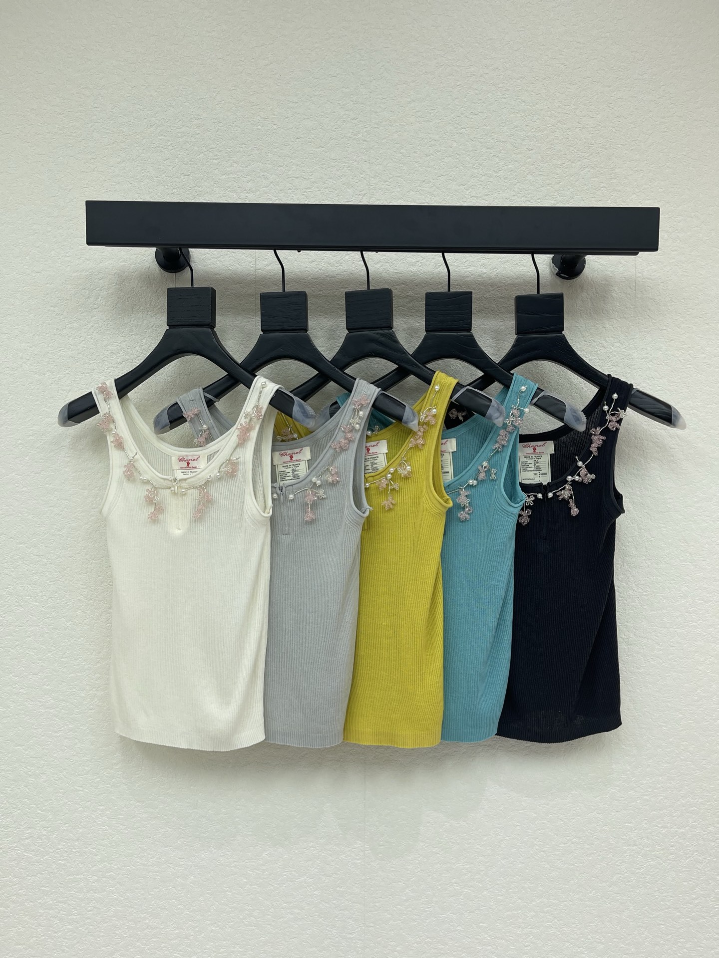 NO:843146,Chane*26 new heavy-duty beaded knitted vest, worn by Xiaoxiangfengqianjin, hand-beaded design, the fabric has super elasticity!  The classic colors are both everyday and high-end, a must-have for daily wear!  SML,,chanel,19860909Chane*26新款重工订珠针织背心 小香风千金穿搭 手工订珠设计 面料弹力超级好！ 经典颜色都是日常又高级, 日常穿搭必备！ SML,,chanel,,Women's clothing
