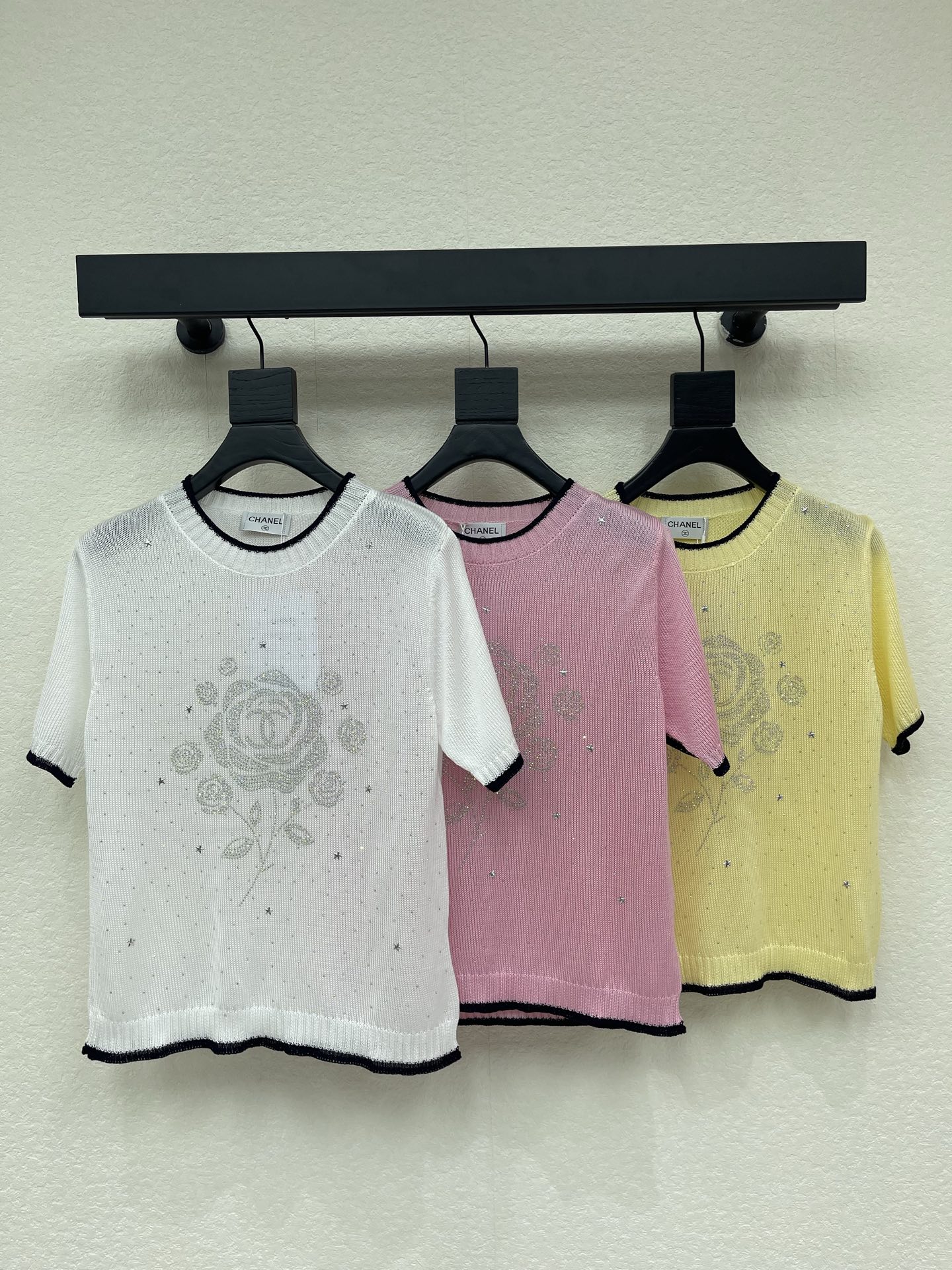 NO:843124,Chane*26 new spring and summer style rose embroidered knitted short-sleeve, soft knitted fabric, comfortable and breathable to wear. Rose embroidery on the front + black piping, full of details. Short-sleeved design, very suitable for spring and summer, good to wear alone or layered with!  It can be easily used for daily commuting and leisure. Pair it with jeans or skirts for a fresh and elegant style. getSML, chanel, skirts, jeans, T-shirt,19860909Chane*26春夏新款玫瑰刺绣针织短袖,柔软针织面料,穿着舒适透气.正面玫瑰刺绣+黑色滚边,细节感满满.短袖设计,春夏季节超适合,单穿或内搭都很OK！日常通勤、休闲都能轻松驾驭,搭配牛仔裤或半身裙,清新优雅风getSML,,chanel,skirts,jeans,T-shirt,,Women's clothing