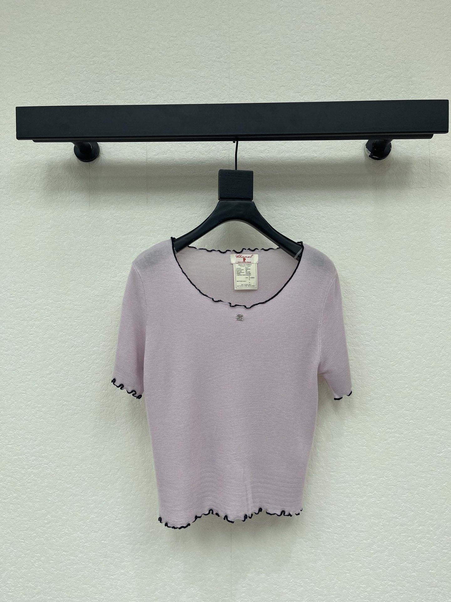 NO:843151,Chane*26’s new double-C diamond button short-sleeved sweater, worn by Xiao Xiangfeng’s daughter, hand-made beading design, and the fabric has super elasticity!  The classic colors are both everyday and high-end, a must-have for daily wear!  SML,,chanel,T-shirt,19860909Chane*26新品双C钻扣短袖针织衫 小香风千金穿搭 手工订珠设计 面料弹力超级好！ 经典颜色都是日常又高级, 日常穿搭必备！ SML,,chanel,T-shirt,,Women's clothing