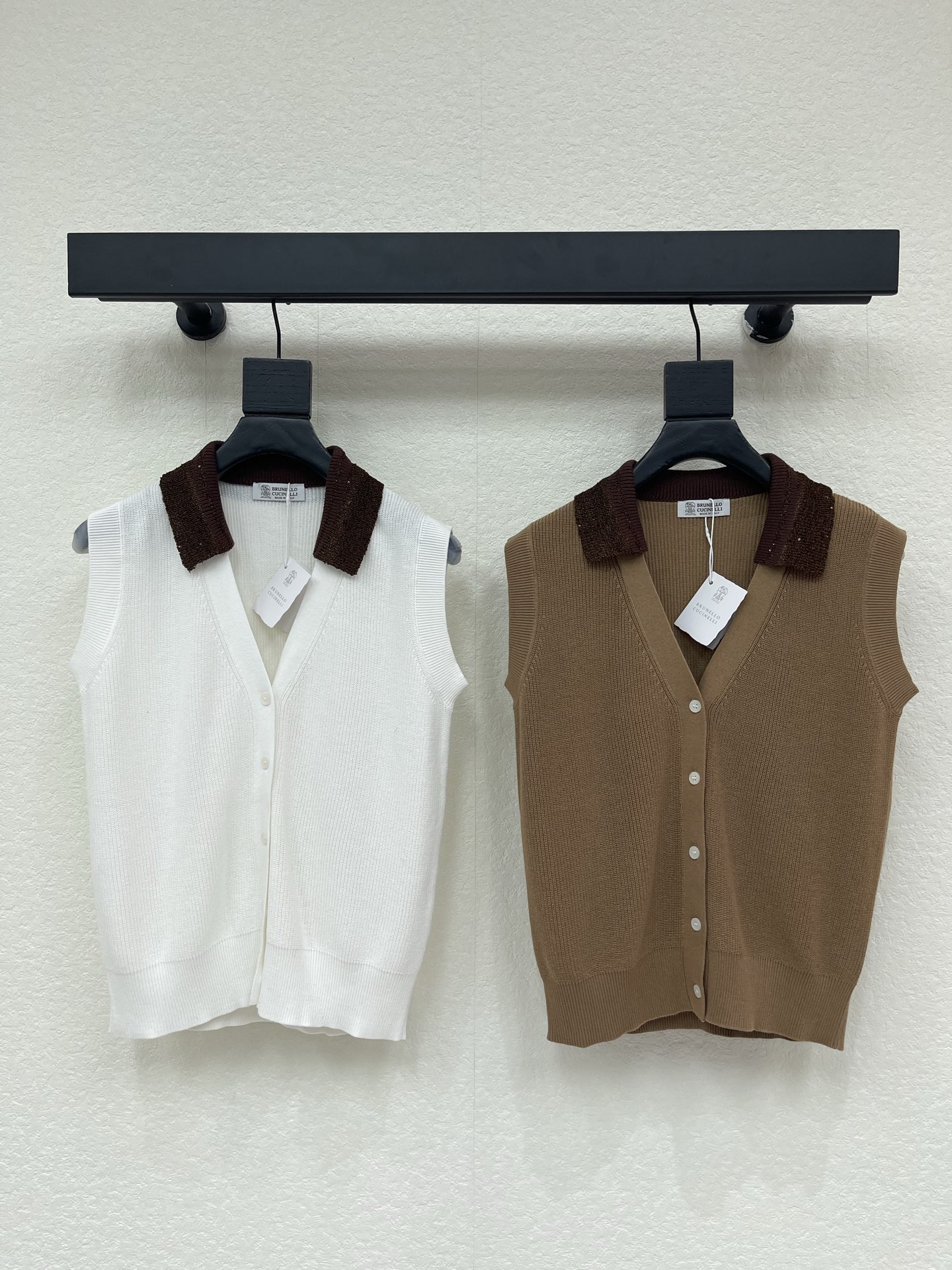 NO:843945,BC*26 new spring and summer sleeveless knitted vest cardigan. Dark brown lapel. Simple and exquisite. Sequin details make the whole body more elegant. Loose fit. It is OK to wear alone or layered. It can be easily managed for commuting and leisure. The brand is famous for high-end fabrics and handcrafts. This cardigan has perfect texture and must be paid attention to details! Two colors SML,,19860909BC*26春夏新款无袖针织背心开衫 深棕翻领 简约又精致 亮片细节让整体更优雅 宽松版型 单穿或叠搭都很OK 通勤休闲都能轻松驾驭 品牌以高端面料和手工工艺著称,这件开衫质感满分,细节控必入! 两个色SML,,,Women's clothing