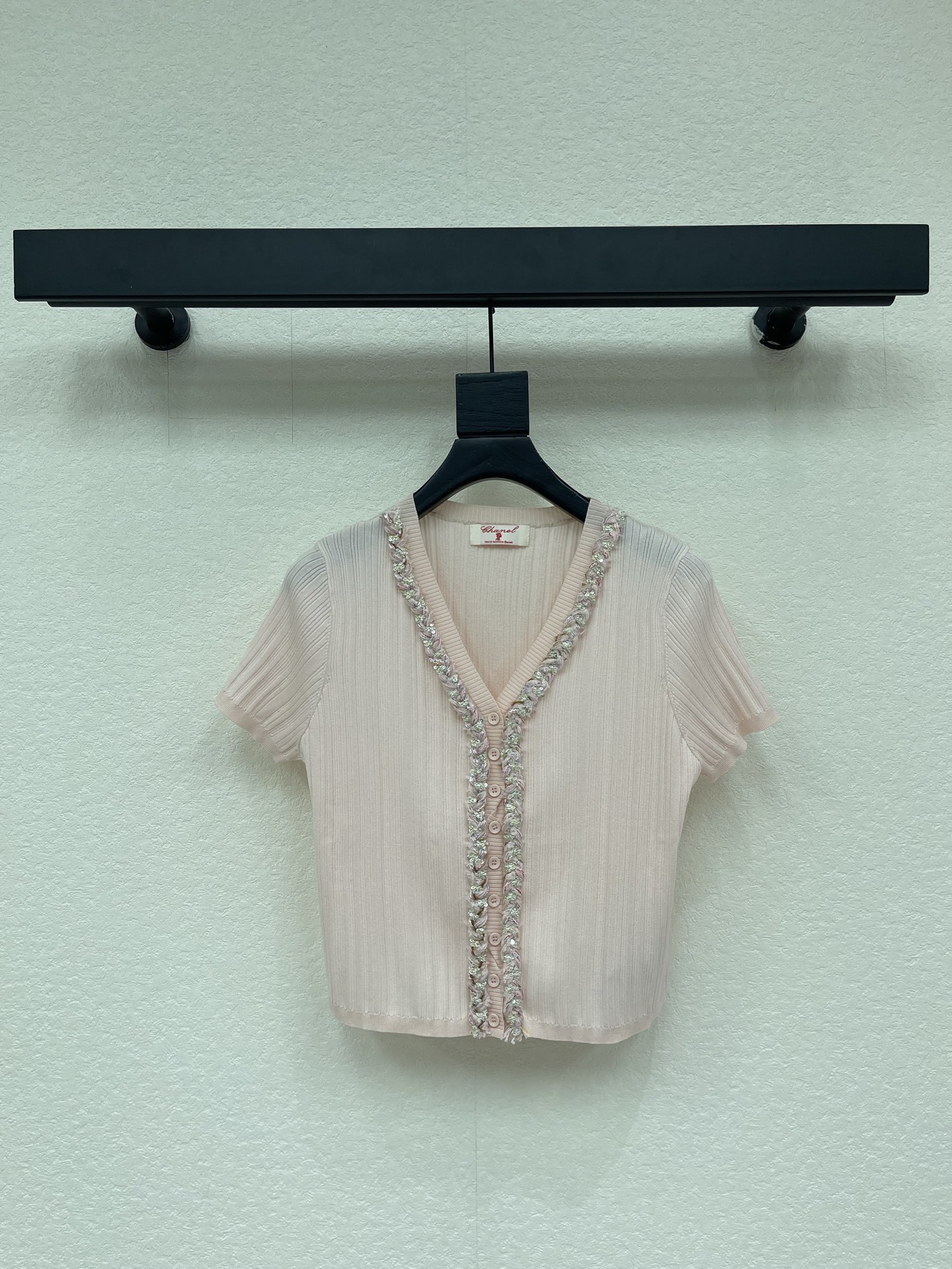 NO:843950,CHANE*26 new short-sleeved knitted cardigan, with vertical pit stripe texture and super texture. V-neck + placket decorated with lace, full of French retro atmosphere. Single-row button design, easy to put on and take off, easily create a lazy and casual style. Paired with jeans or skirt, it is suitable for daily outings and dates!  SML,,chanel,skirts,jeans,T-shirt,19860909CHANE*26新款短袖针织开衫,竖坑条纹理超有质感.V领+门襟点缀花边,法式复古氛围感拉满.单排纽扣设计,穿脱方便,轻松打造慵懒随性风格.搭配牛仔裤或半身裙,日常出街、约会都很适合哦！ SML,,chanel,skirts,jeans,T-shirt,,Women's clothing