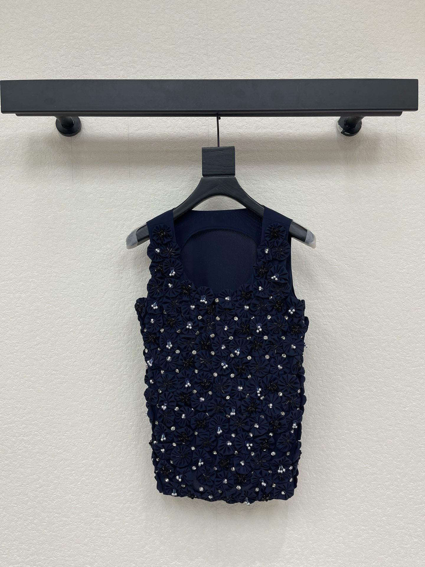 NO:843156,Chane*26 new heavy-duty handmade beaded camellia splicing vest. It took 2 months to make a heavy-duty single product. It is skin-friendly, breathable and comfortable. The iconic pattern is low-key and luxurious. The girl's generation!  A must-have artifact for Bai Fumei!  The classic version is versatile and easy to wear. It is highly recommended to keep it for yourself!  The quality of workmanship depends on the details SML,,chanel,19860909Chane*26新品重工手工订珠山茶花拼接背心 历时2个月的重工单品 亲肤透气舒适 标志性图案低调奢华 千金少女时代！白富美必备神器！ 经典版型百搭不挑人 强烈推荐自留款！ 做工品质看细节 SML,,chanel,,Women's clothing