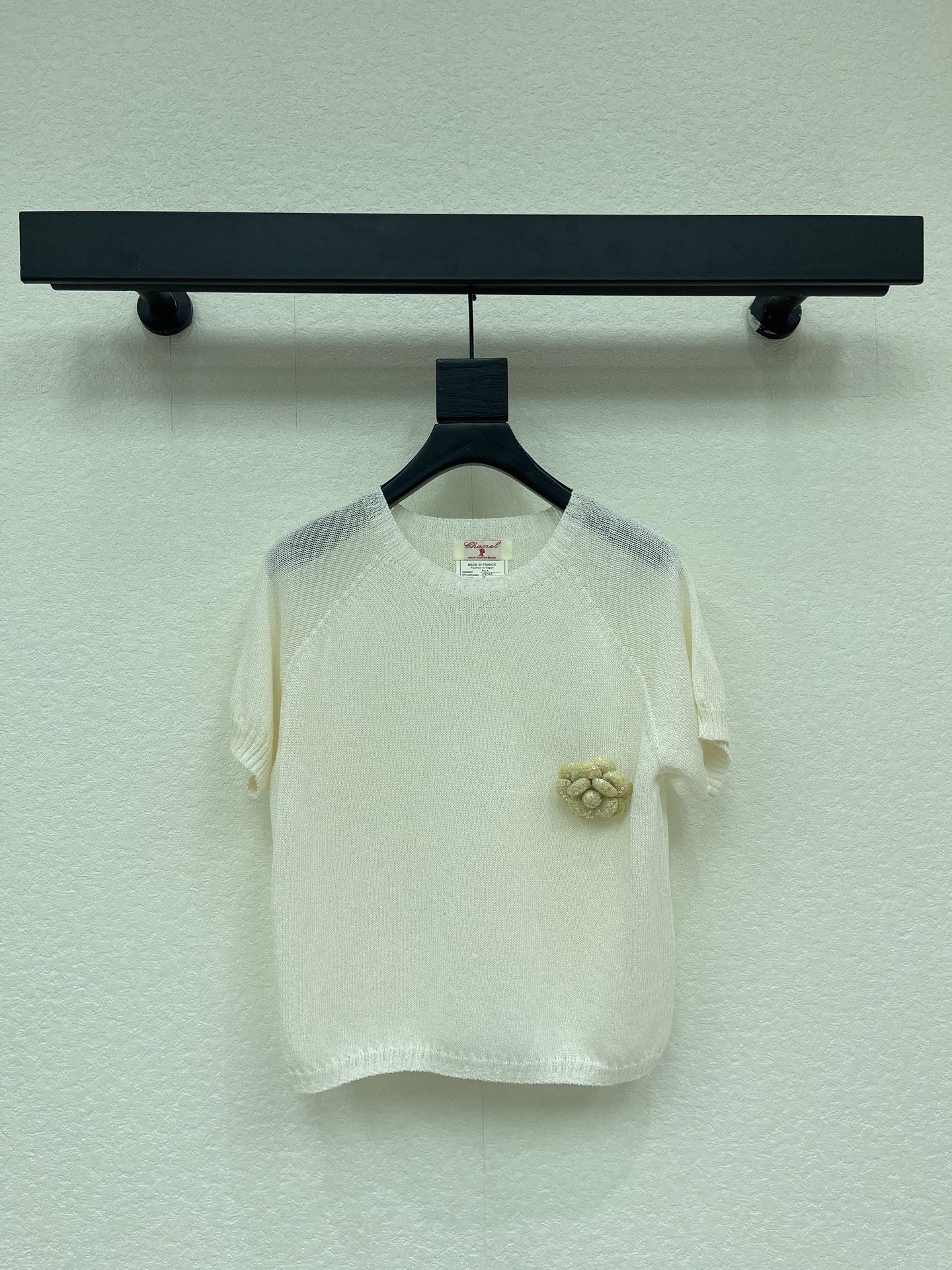 NO:843119,CHANE*26 new camellia short-sleeved sweater, soft and breathable, super comfortable to wear in summer!  The camellia brooch is elegant and delicate in decoration. It is suitable for commuting, dating, and leisure. It has a straight shoulder design, light blue color, very gentle and easy to match. It can be paired with jeans or skirts. It is a must-have item in the summer wardrobe!  SML,,chanel,skirts,jeans,T-shirt,brooch,breastpin,19860909CHANE*26新款山茶花短袖针织衫,柔软透气,夏天穿超舒服！山茶花胸针装饰优雅又精致.适合通勤、约会,休闲都能轻松驾驭.正肩设计,淡蓝色系,非常温柔好搭配,可以配牛仔裤或半身裙都很出彩,是夏季衣橱必备单品！SML,,chanel,skirts,jeans,T-shirt,brooch，breastpin,,Women's clothing