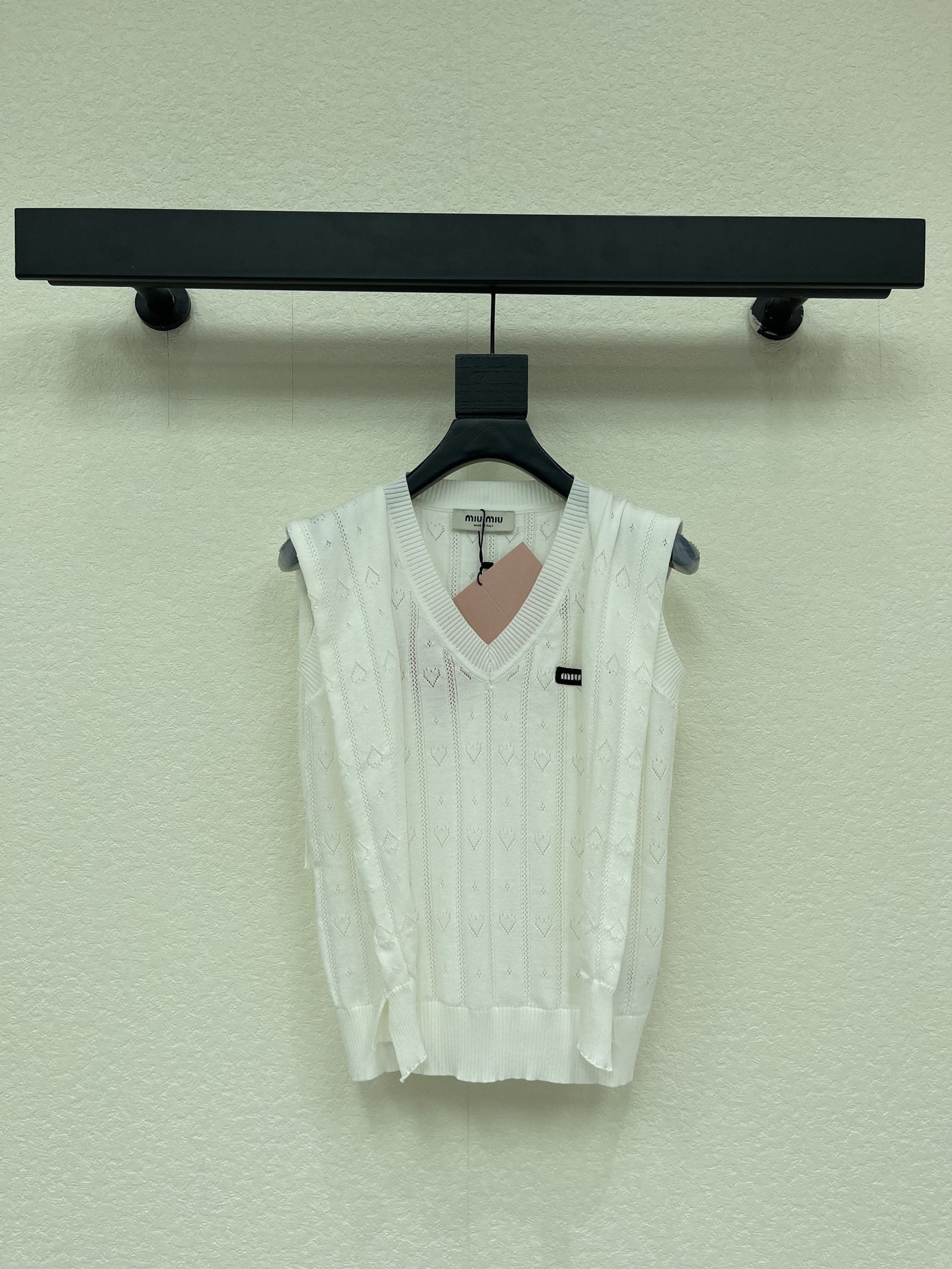 NO:843941,MiuMi*26 new spring and summer shawl V-neck knitted vest!  Customized imported knitted material, comfortable and soft, letter logo decoration on the chest highlights the brand's tone. Shawl design adds layering to the look, showing Miu's well-behaved sense of school, making it more elegant and fashionable. Development of fabric accessories V-neck vest tailoring, simple and versatile for daily use in spring and summer!  SML,,miumiu,shawls,19860909MiuMi*26春夏新款披肩V领针织背心！定制进口针织材质 舒适柔软胸前字母徽标装饰 彰显品牌调性 披肩设计 增添造型层次感 尽显Miu家学院乖巧感 更显优雅时尚 面辅料开发 V领背心剪裁 春夏日常简约百搭！SML,,miumiu,shawls,,Women's clothing