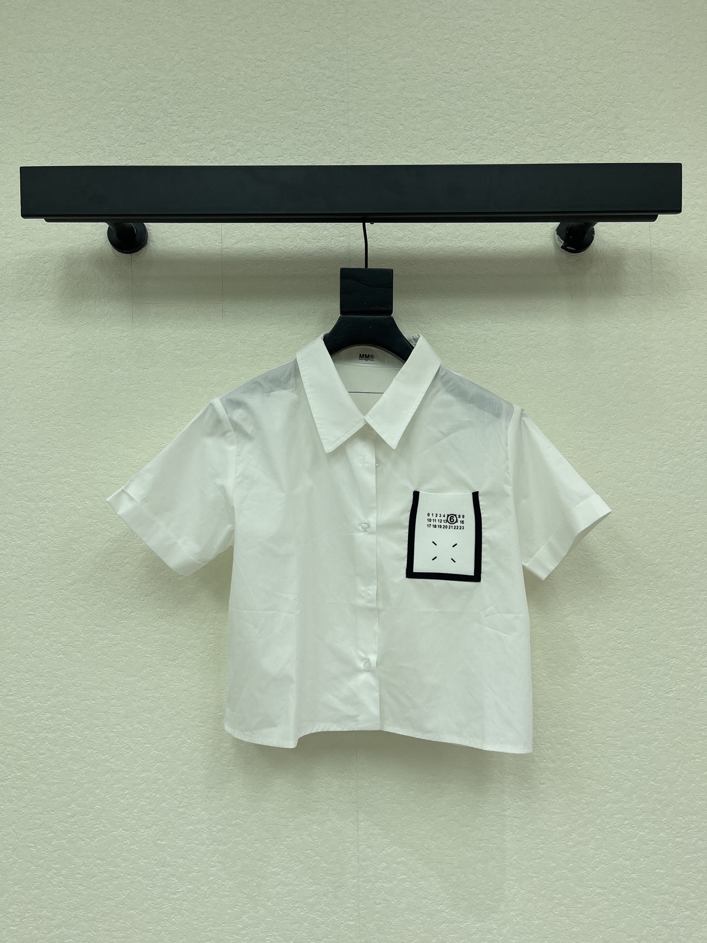 NO:843181,MM6*26 new woolen pocket short-sleeved shirt. It is an item that you can wear with your eyes closed. It looks great with any combination. Customized fabrics and accessories. Classic washing process. The color is very high-end. It makes you look taller and slimmer. It is easy to wear. Fashionable people love it. The upper body effect is great. It is the king of all-round matching. It can be matched with any way. It looks great with the pants of the same series. SML m, masion margiela, shirts, T-shirt,19860909MM6*26新品毛织口袋短袖衬衫 闭眼入的单品 随便一搭都气质感爆棚 订制面辅料 经典洗水工艺 色调很高级 显高显瘦巨好穿,时髦精的大爱 上身效果超赞,万能搭配王  怎么搭配都 配同系列中裤巨好看 SML m,,masion margiela,shirts,T-shirt,,Women's clothing