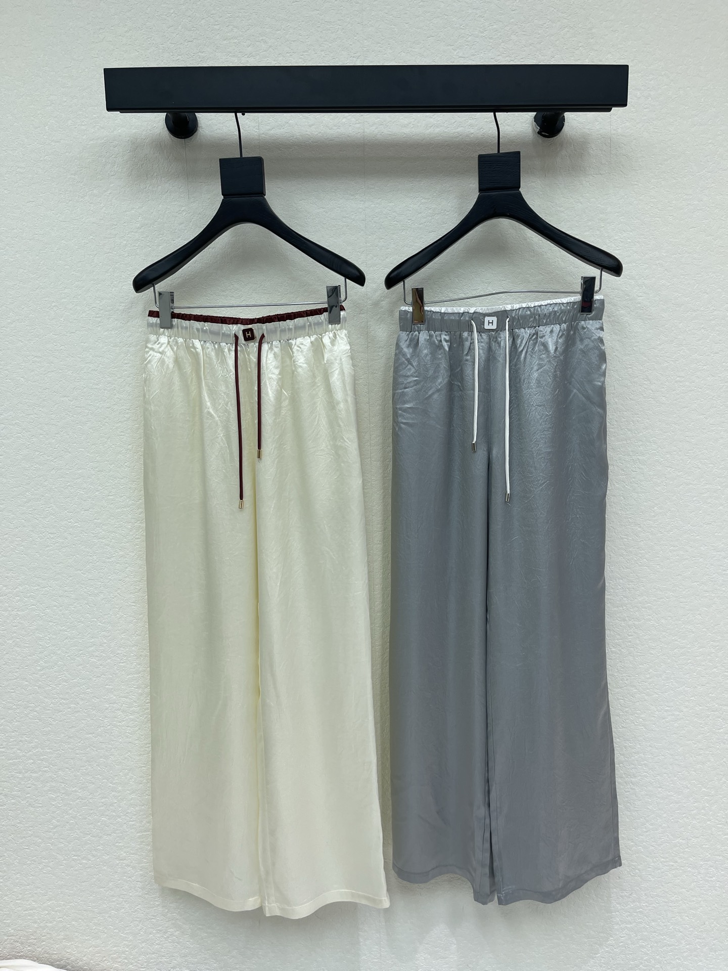 NO:844659,Her*26's new color-blocked elastic waist acetate casual trousers. The drapey and smooth imitation acetate material has a high-end soft light, suitable for different styles. The spliced ​​waist drawstring design combines comfort and style. The hardware letters low-key highlight the logo, and the loose wide-leg version optimizes body proportions. Whether it is paired with a short top to create a hot girl look that is 'tight up and loose at the bottom', or worn with a suit to create a commuting atmosphere, it can be the finishing touch of the early spring look. SML,, business suit,19860909Her*26新品拼色松紧腰醋酸休闲长裤.垂坠顺滑的仿醋酸材质自带高级柔光,适配不同风格.拼接腰头抽绳设计兼具舒适度与造型感,五金字母低调彰显标识,宽松阔腿版型优化身形比例,无论是搭配短款上衣打造“上紧下松”的辣妹造型,还是外搭西装营造通勤氛围,都能成为早春造型的点睛之笔.SML,,business suit,,Women's clothing