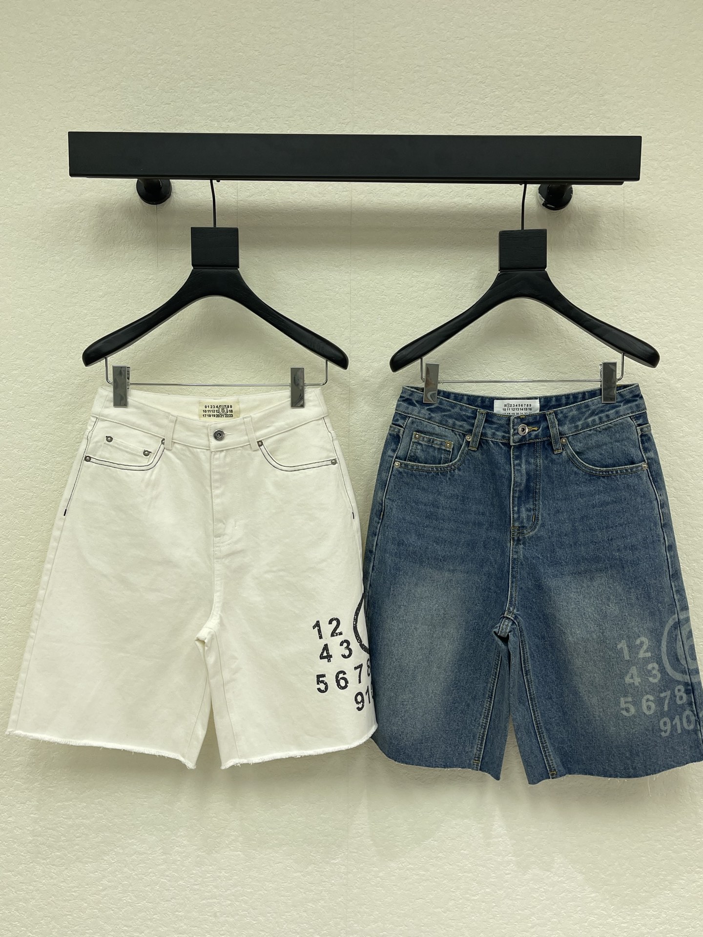 NO:843178,MM6*26 new style Bermuda denim mid-pants. It’s a piece that you can wear with your eyes closed. It looks great with any combination. Digital printing. Customized fabrics. Classic washing process. The color is very high-end. It makes you look taller and slimmer. It’s very easy to wear. I love fashionistas. The upper body effect is great. It’s a universal match. It can be matched with any way. It looks great with the same series of shirts. SML, masion margiela, shirts,19860909MM6*26新款百慕大牛仔中裤 闭眼入的单品 随便一搭都气质感爆棚 数字印花 订制面辅料 经典洗水工艺 色调很高级 显高显瘦巨好穿,时髦精的大爱,上身效果超赞,万能搭配王 怎么搭配都 配同系列衬衫巨好看 SML,,masion margiela,shirts,,Women's clothing