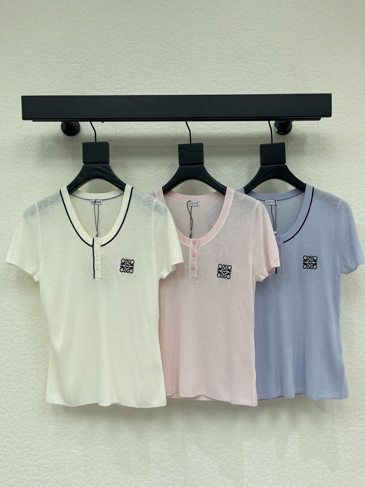 NO:843104,Loew*26 new spring and summer round neck half placket button knitted short sleeves!  Weaved with custom imported knitted yarn material, high-end texture, soft and comfortable, round neck knitted short-sleeved cut, embroidered totem logo on the chest, super detailed, high-end fashion and gentle temperament, can be easily used for daily commuting!  SML,,loewe,T-shirt,19860909Loew*26春夏新款圆领半开襟纽扣针织短袖！定制进口针织纱线材质织造 质感高级 柔软舒适 圆领针织短袖剪裁 胸前刺绣图腾徽标 超有细节感 高级时髦又温柔气质 日常通勤都能轻松驾驭！SML,,loewe,T-shirt,,Women's clothing