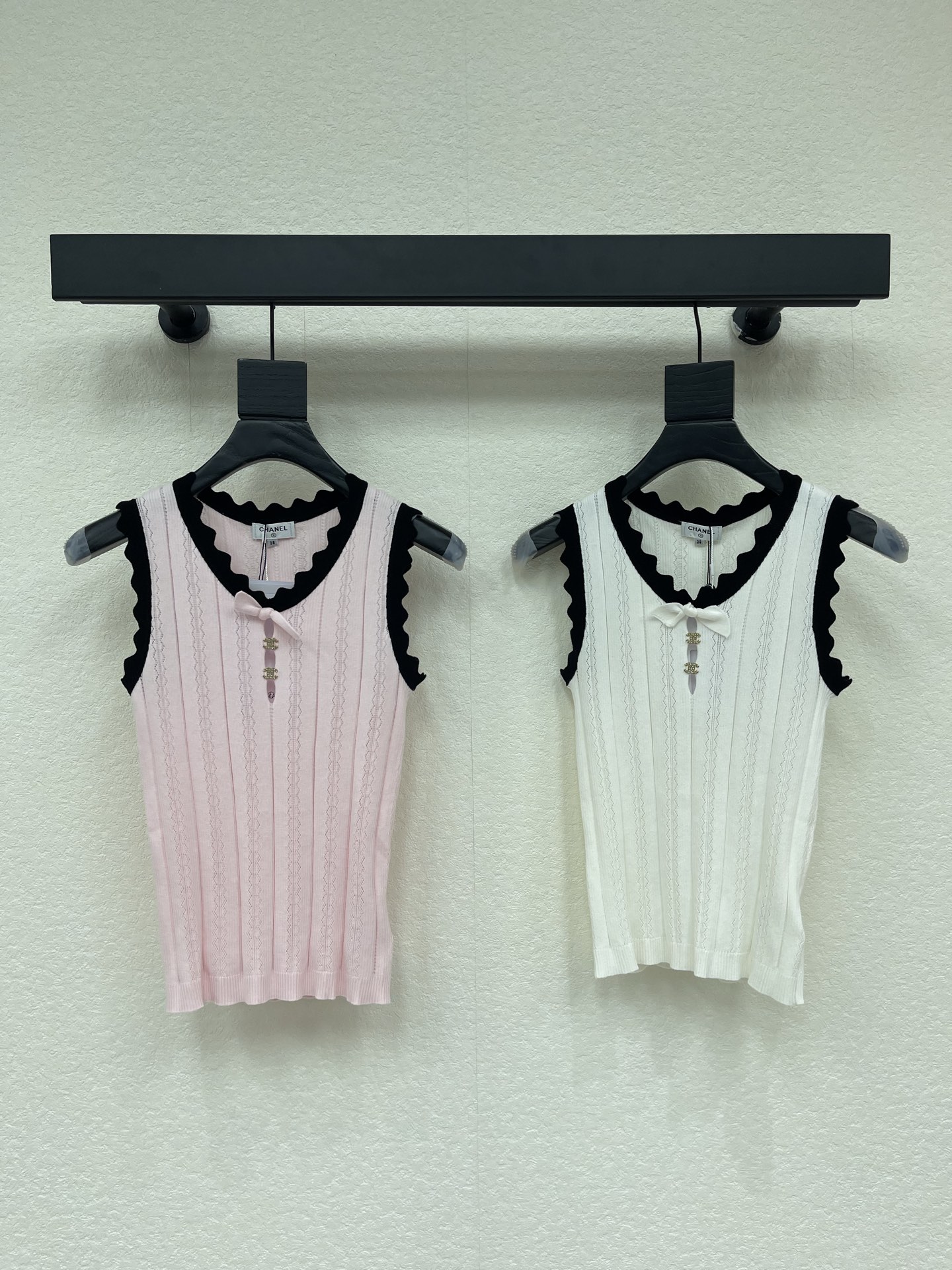 NO:843109,CHANE*26 new spring and summer three-dimensional bow knitted vest!  Customized ice silk material, soft and comfortable, stylish and slimming, round neck knitted vest cut, all-over zigzag shape contrasting edging, neat and exquisite, three-dimensional bow decoration on the front, and double C metal connecting buckle, showing the brand's best atmosphere and style, adding Korean gentle literary atmosphere to the upper body!  SML,,chanel,19860909CHANE*26春夏新款立体蝴蝶结针织背心！定制冰丝材质 柔软舒适 洋气显瘦 圆领针织背心剪裁 通体锯齿形状撞色包边 利落精致 前襟立体蝴蝶结装饰 配合双C金属连接扣 展现品牌最拿手的氛围穿搭 上身增添韩式温柔文艺气息！SML,,chanel,,Women's clothing