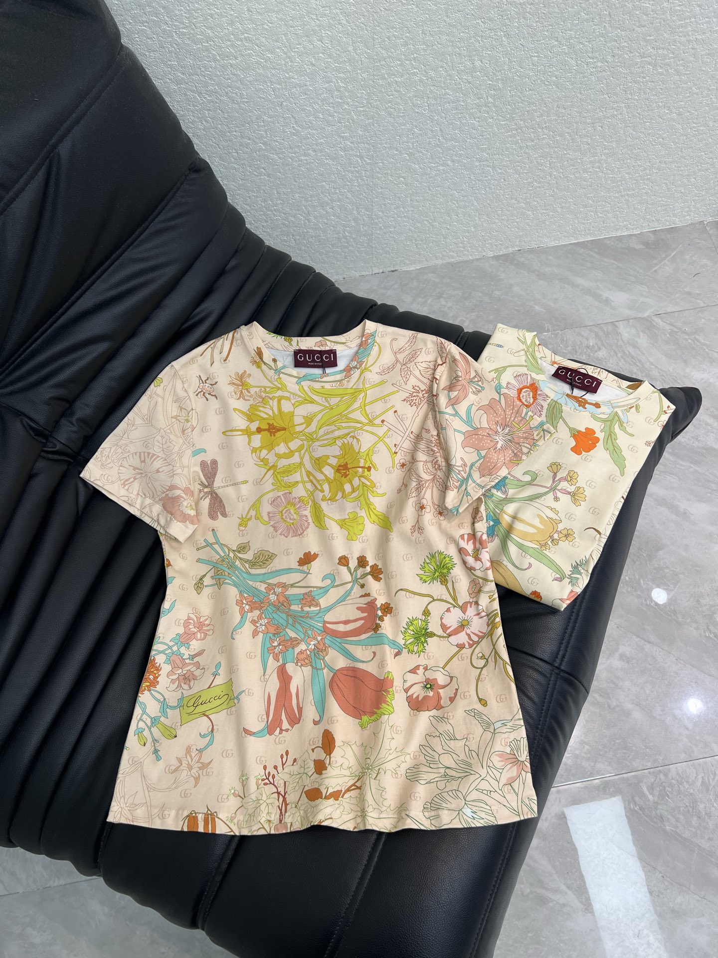 NO:843145,Gucc*26 new spring and summer floral and butterfly retro printed short-sleeved T-shirt!  Customized cotton material with fine texture, comfortable and breathable, reactive printing of colorful flowers and butterflies, full of summer atmosphere, also integrated with the classic double G logo, high brand recognition and super comfortable for daily wear. The classic round neck accommodates a variety of body shapes, easy to match with jeans or casual pants, fashionable and practical. Two-color SML, gucci, jeans, T-shirt, tees, t-shirt,19860909Gucc*26春夏新款花卉蝴蝶复古印花短袖T恤！定制全棉材质 质感细腻 舒适透气 活性印多彩花卉和蝴蝶 夏日氛围感拉满 还融入了经典双G标志 品牌辨识度超高日常穿着超舒适 经典圆领包容多种身材,轻松搭配牛仔裤或休闲裤,时尚又实用.两色SML,,gucci,jeans,T-shirt,tees，t-shirt,,Women's clothing