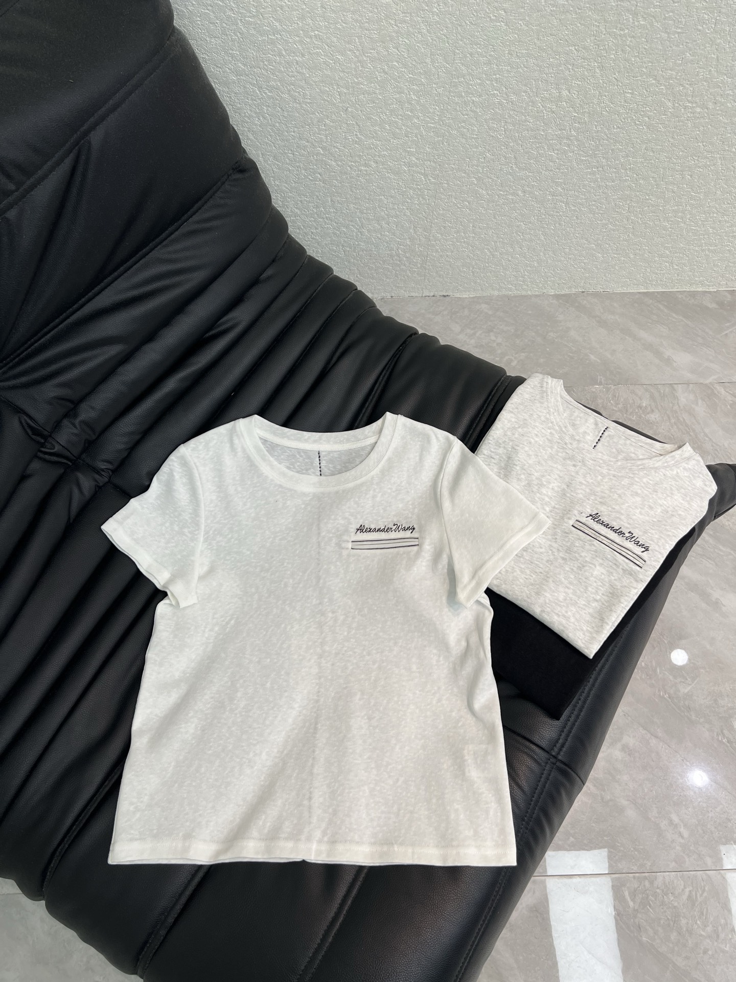 NO:843130,Alexander Wan*26 new simple embroidered letter short-sleeved T-shirt, a cloud-like and comfortable series!  Whoever wears it knows how comfortable it feels on the upper body!  The exquisite round neck design makes the upper body look slimmer!  Pocket embroidery craftsmanship is low-key and luxurious!  The classic colors are both everyday and high-end, a must-have for daily wear!  SML,,T-shirt,tees,t-shirt,19860909Alexander Wan*26新款简约刺绣字母短袖T恤 云感舒适的系列！ 上身的触感谁穿谁知道的舒服！ 精致圆领版型上身巨显瘦！ 口袋刺绣工艺低调奢华！ 经典颜色都是日常又高级, 日常穿搭必备！ SML,,T-shirt,tees，t-shirt,,Women's clothing