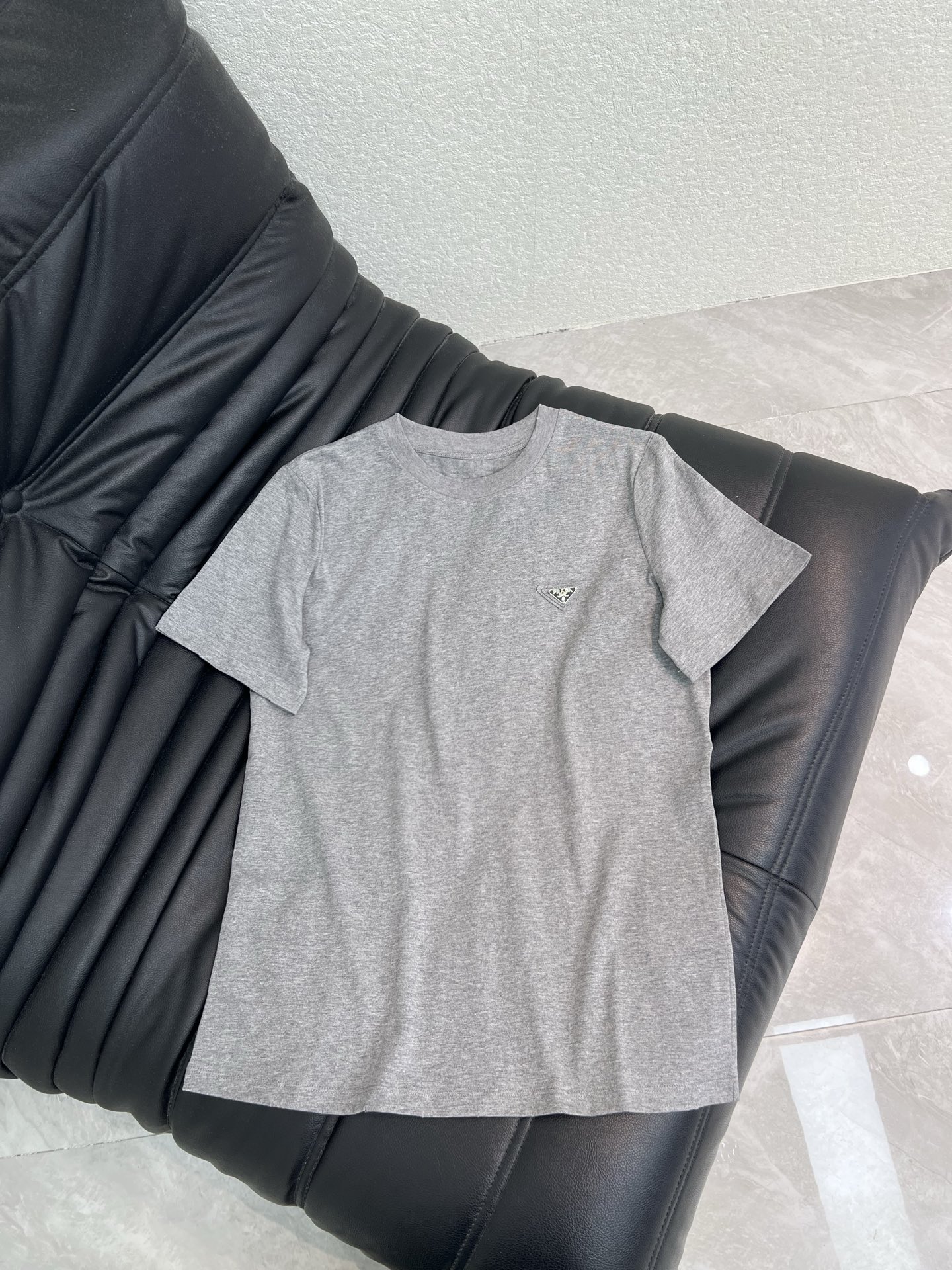 NO:846241,Prad*26 new spring and summer gray triangle logo short-sleeved T-shirt, made of high-quality cotton, soft and skin-friendly, super breathable, super comfortable to wear in summer!  The classic triangle embroidered logo on the chest is low-key and recognizable. The round-shoulder design is simple and versatile, and can be easily worn for daily leisure or commuting. The gray color is super easy to match, and can be paired with jeans or casual pants, so you can easily get a high-end look!  SML,,prada,jeans,T-shirt,tees,t-shirt,19860909Prad*26春夏新款灰色三角标短袖T恤,采用高品质棉料,柔软亲肤,透气性超棒,夏天穿超舒服！胸前经典三角刺绣Logo,低调又有辨识度.正肩圆领设计,简约百搭,日常休闲或通勤都能轻松驾驭.灰色超好搭配,牛仔裤、休闲裤随心配,轻松get高级感穿搭！SML,,prada,jeans,T-shirt,tees，t-shirt,,Women's clothing