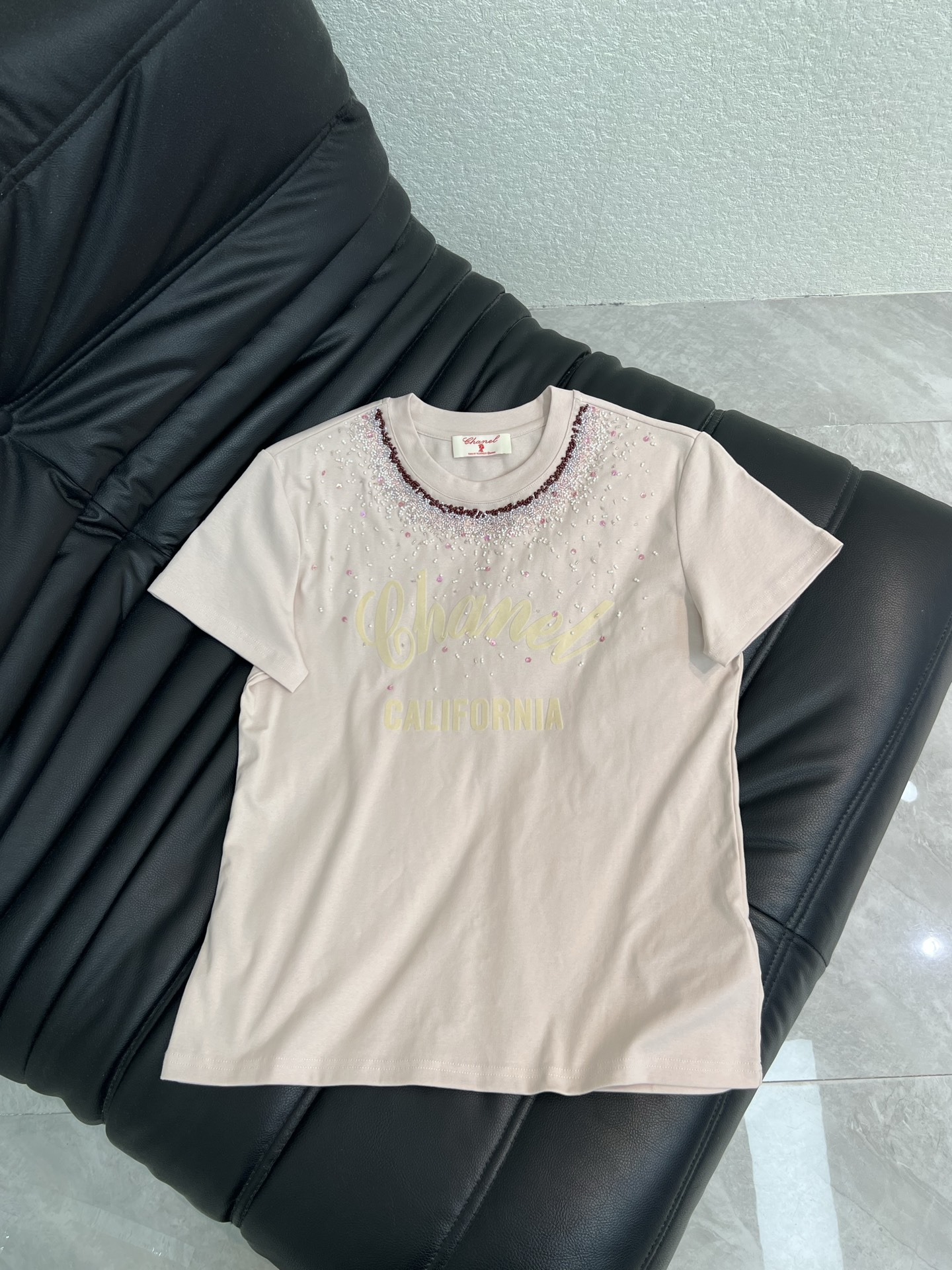 NO:843161,Chane*26 new product, exquisite hand-made beaded short-sleeved T-shirt, high-end fabric, skin-friendly, breathable and comfortable, iconic letter pattern, low-key luxury, reducing the age of girls!  A must-have artifact for Bai Fumei!  The classic version is versatile and easy to wear. It is highly recommended to keep it for yourself!  The quality of workmanship depends on the details SML,,chanel,T-shirt,tees,t-shirt,19860909Chane*26新品精致手工订珠短袖T恤 高订面料 亲肤透气舒适 标志性字母图案低调奢华 减龄少女时代！白富美必备神器！ 经典版型百搭不挑人 强烈推荐自留款！ 做工品质看细节 SML,,chanel,T-shirt,tees，t-shirt,,Women's clothing