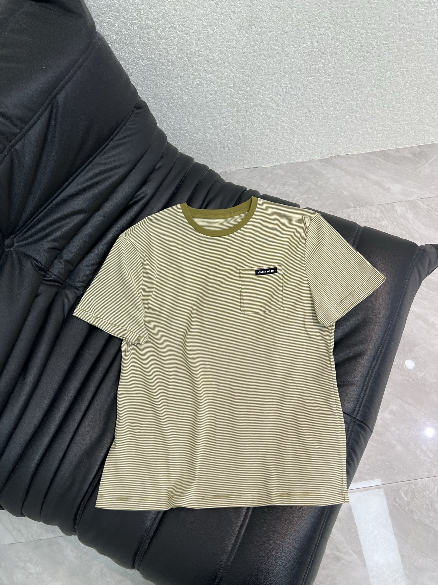 NO:843152,Miumi*26 new spring and summer olive green striped short-sleeved T-shirt, made of soft cotton fabric, comfortable and breathable, perfect for summer! Fine stripes + contrasting collar, small chest pocket with brand logo, perfect for recognition. Loose and straight version, tolerant to a variety of body types, relaxed  Create a relaxed look. It goes well with jeans or casual pants. It can be easily used for daily outings and vacations. It is a must-have and versatile item for the summer wardrobe. SML,,miumiu,jeans,T-shirt,tees,t-shirt,19860909Miumi*26春夏新款橄榄绿条纹短袖T恤,采用柔软棉质面料,穿着舒适透气,夏天超适合!细密条纹+撞色领口,胸前小口袋配品牌标识,辨识度满分.宽松直筒版型,包容多种身材,轻松打造松弛感穿搭.搭配牛仔裤或休闲裤都很OK,日常出街,度假都能轻松驾驭,是夏季衣橱必备百搭单品.SML,,miumiu,jeans,T-shirt,tees，t-shirt,,Women's clothing